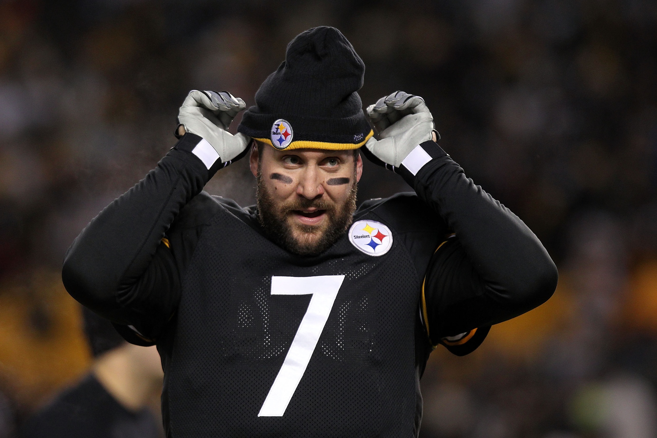 PITTSBURGH, PA - JANUARY 23:  Quarterback Ben Roethlisberger #7 of the Pittsburgh Steelers looks on against the New York Jets during the 2011 AFC Championship game at Heinz Field on January 23, 2011 in Pittsburgh, Pennsylvania. The Steelers won 24-19.  (P