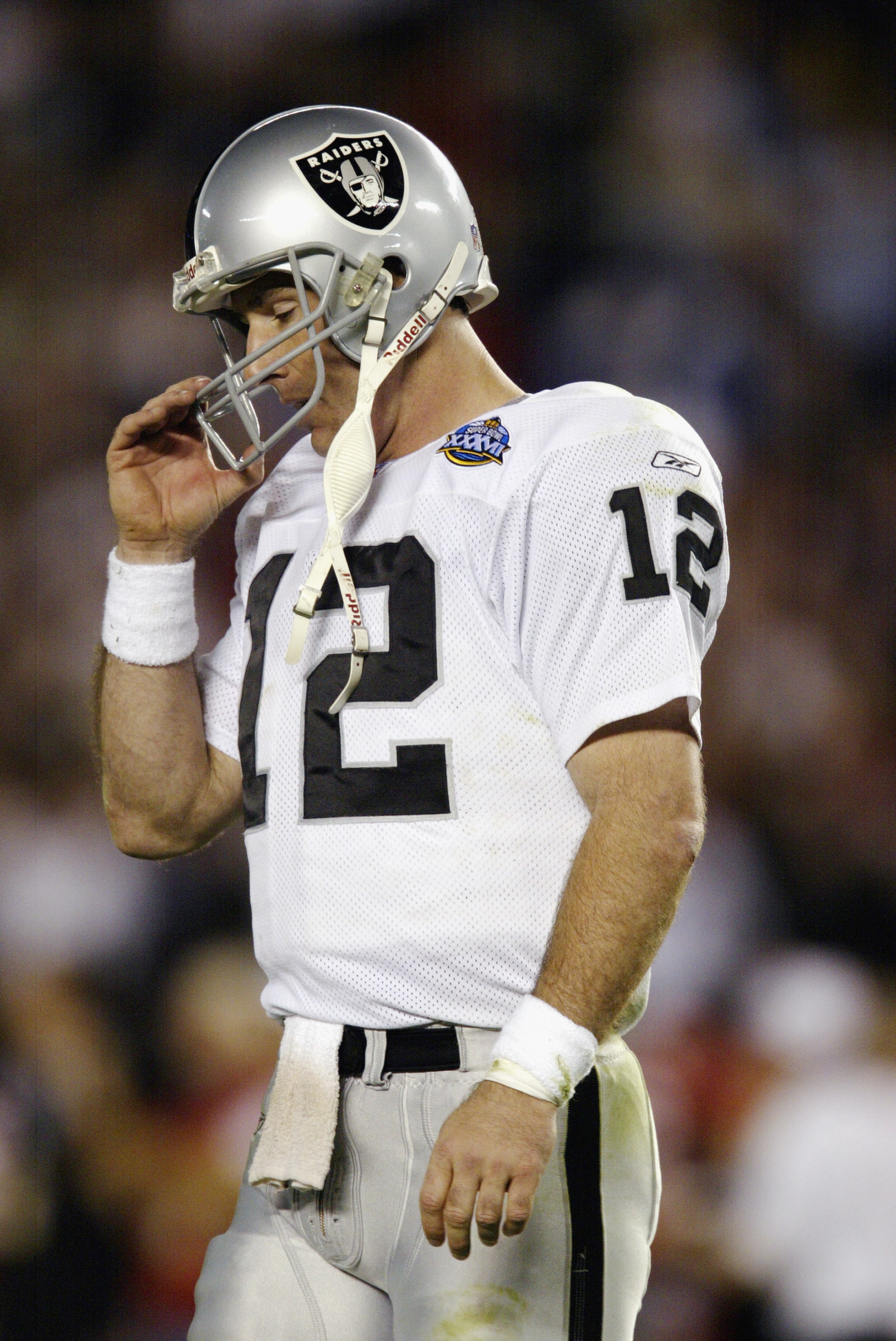 SAN DIEGO - JANUARY 26: Quarterback Rich Gannon #12 of the Oakland Raiders walks off the field against the Tampa Bay Buccaneers in the fourth quarter of Super Bowl XXXVII on January 26, 2003 at Qualcomm Stadium in San Diego, California. The Buccaneers de SAN DIEGO - JANUARY 26: Quarterback Rich Gannon #12 of the Oakland Raiders walks off the field against the Tampa Bay Buccaneers in the fourth quarter of Super Bowl XXXVII on January 26, 2003 at Qualcomm Stadium in San Diego, California. The Buccaneers de