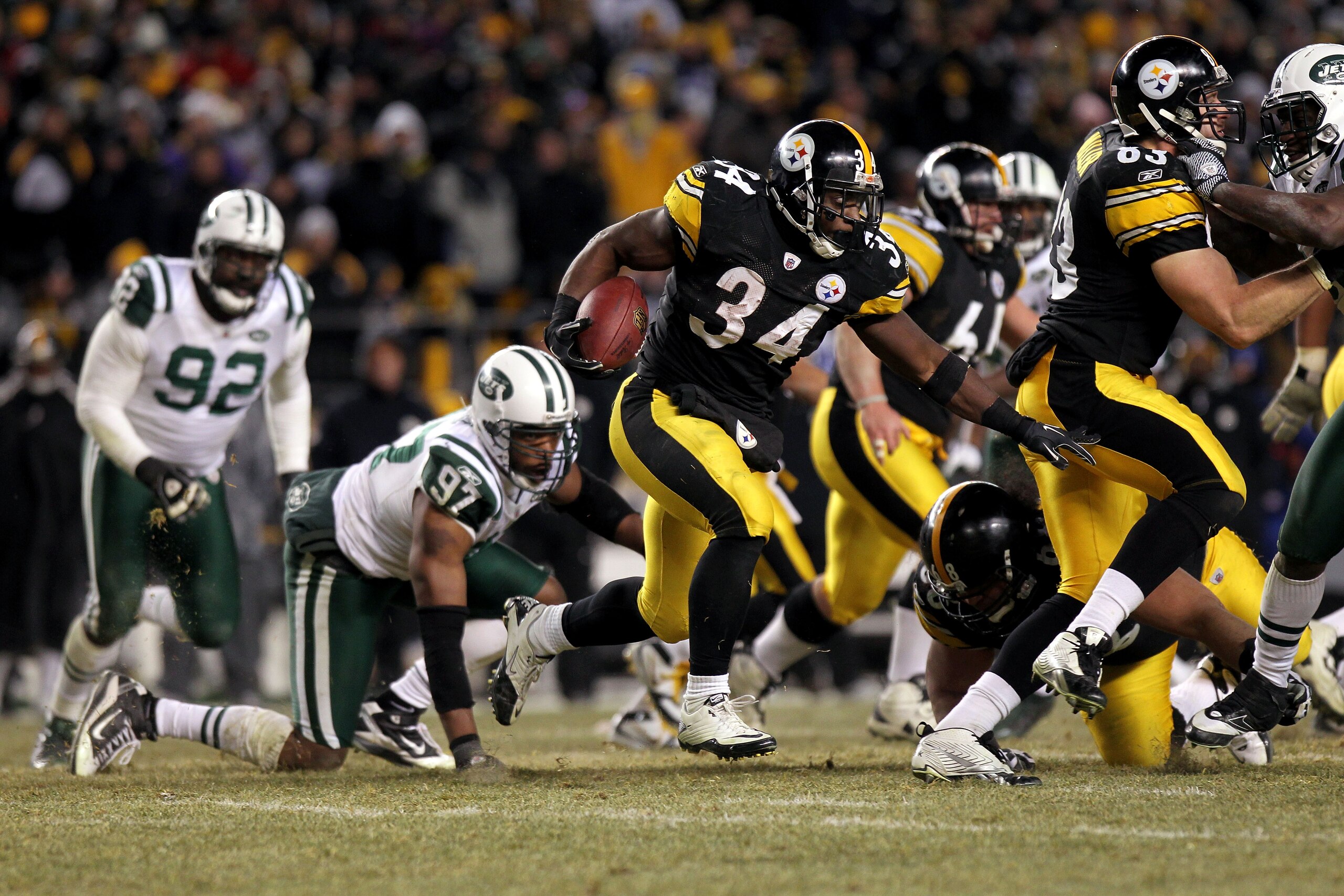 PITTSBURGH, PA - JANUARY 23:  Rashard Mendenhall #34 of the Pittsburgh Steelers runs the ball against the New York Jets during the 2011 AFC Championship game at Heinz Field on January 23, 2011 in Pittsburgh, Pennsylvania. The Steelers won 24-19.  (Photo b