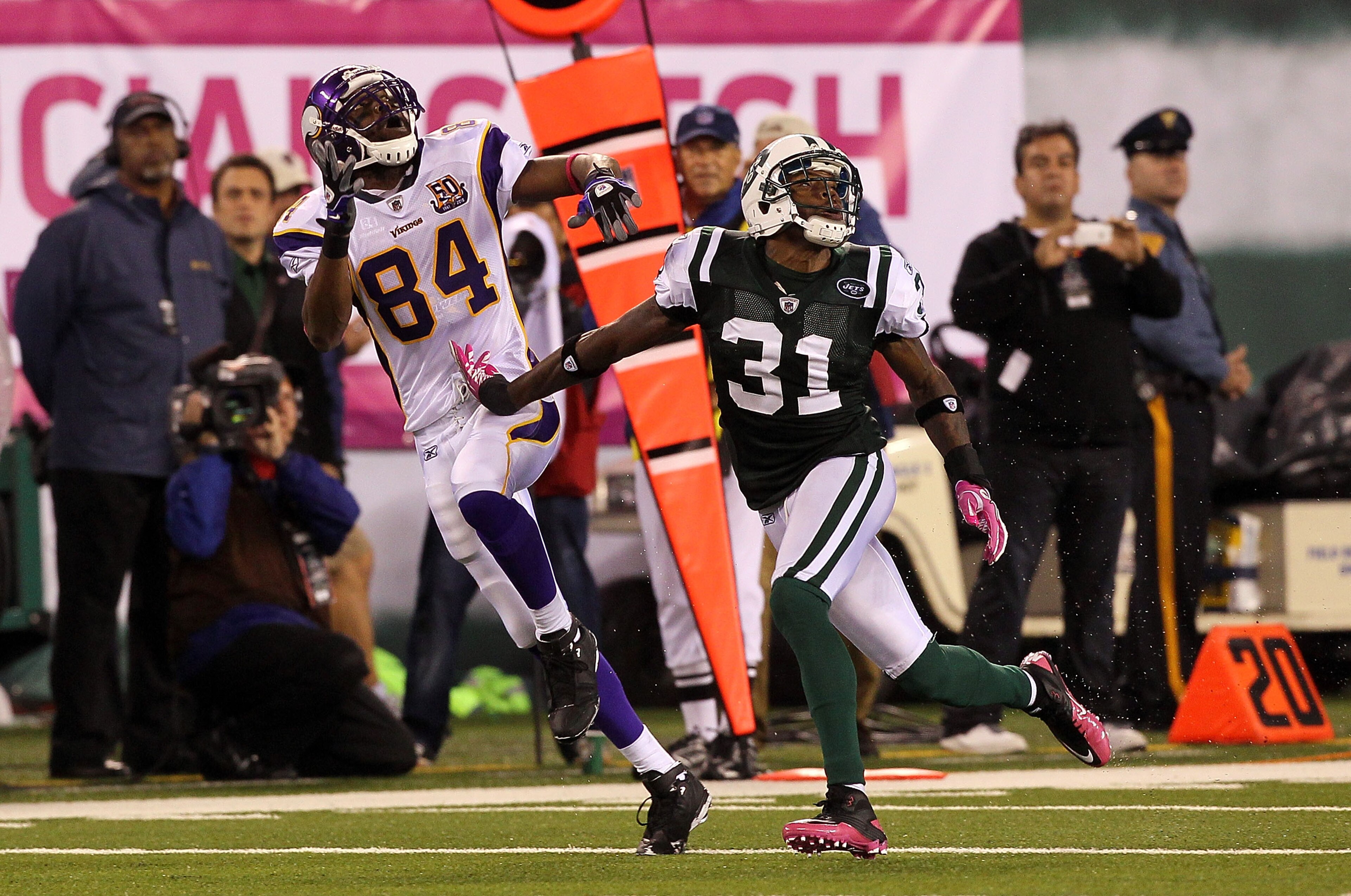 EAST RUTHERFORD, NJ - OCTOBER 11: Randy Moss #84 of the Minnesota Vikings runs a pattern on offense against Antonio Cromartie #31 of the New York Jets at New Meadowlands Stadium on October 11, 2010 in East Rutherford, New Jersey. The Jets won 29-20. (Pho EAST RUTHERFORD, NJ - OCTOBER 11: Randy Moss #84 of the Minnesota Vikings runs a pattern on offense against Antonio Cromartie #31 of the New York Jets at New Meadowlands Stadium on October 11, 2010 in East Rutherford, New Jersey. The Jets won 29-20. (Pho