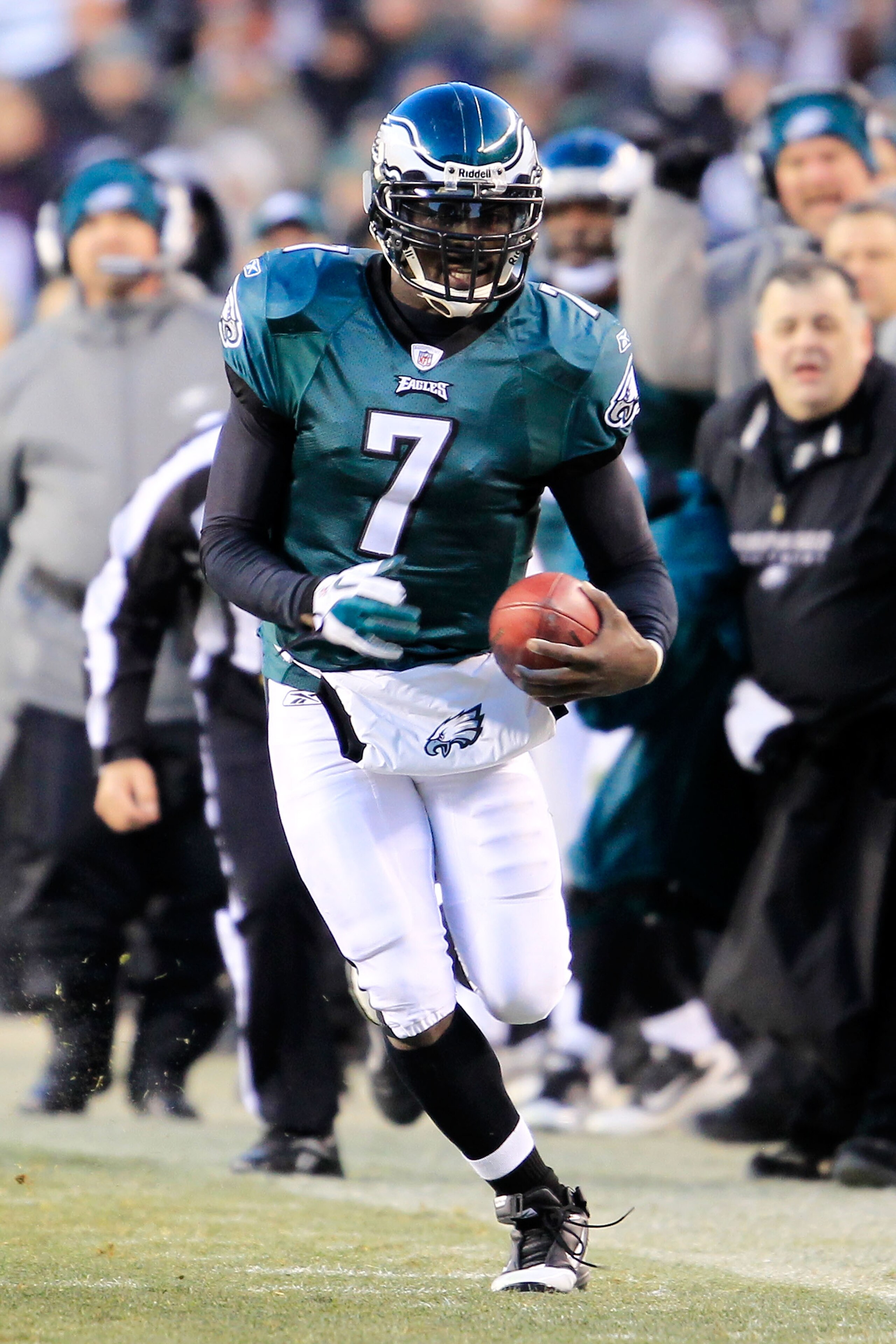 PHILADELPHIA, PA - JANUARY 09:  Michael Vick #7 of the Philadelphia Eagles runs down field against the Green Bay Packers during the 2011 NFC wild card playoff game at Lincoln Financial Field on January 9, 2011 in Philadelphia, Pennsylvania.  (Photo by Chr