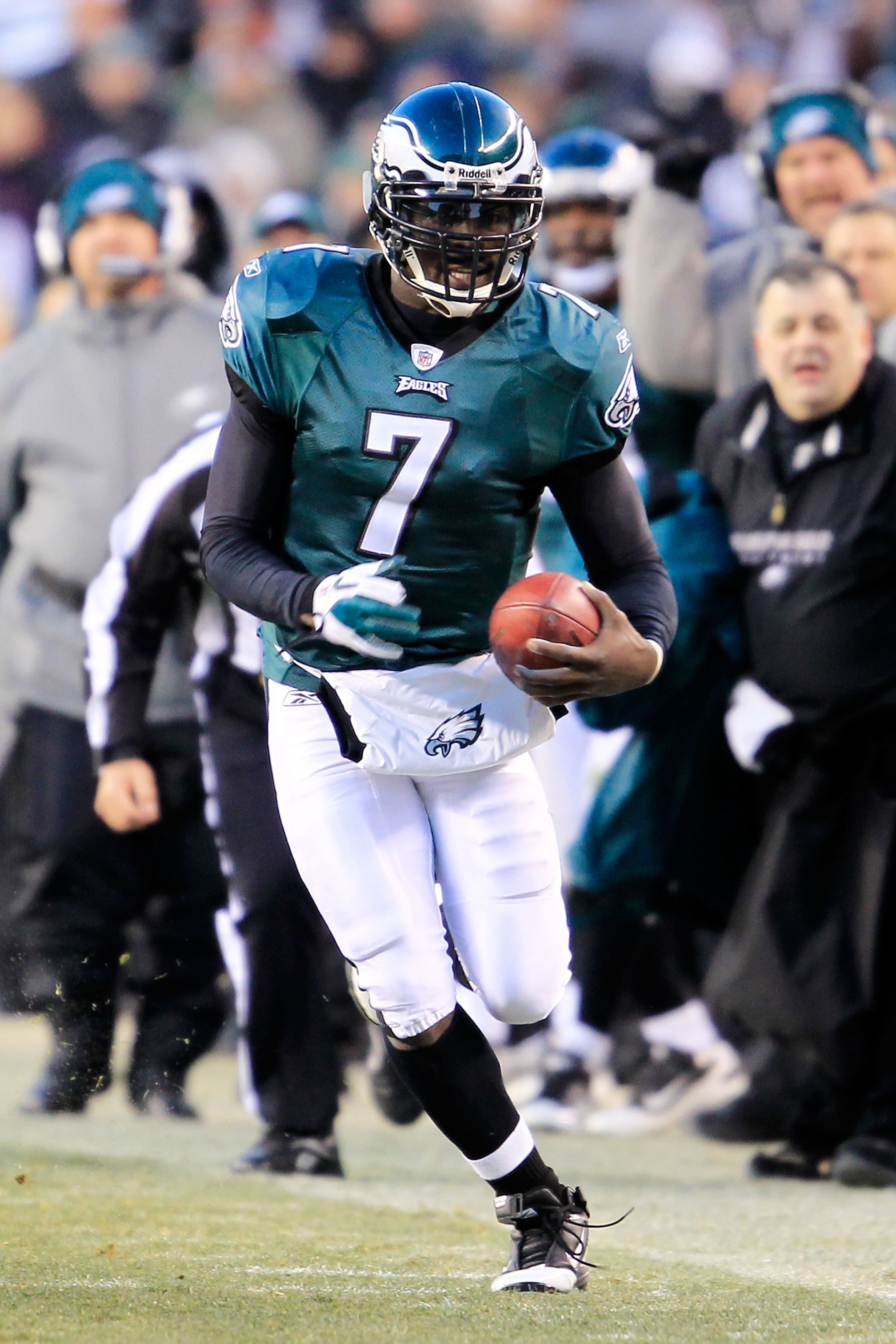 PHILADELPHIA, PA - JANUARY 09: Michael Vick #7 of the Philadelphia Eagles runs down field against the Green Bay Packers during the 2011 NFC wild card playoff game at Lincoln Financial Field on January 9, 2011 in Philadelphia, Pennsylvania. (Photo by Chr PHILADELPHIA, PA - JANUARY 09: Michael Vick #7 of the Philadelphia Eagles runs down field against the Green Bay Packers during the 2011 NFC wild card playoff game at Lincoln Financial Field on January 9, 2011 in Philadelphia, Pennsylvania. (Photo by Chr