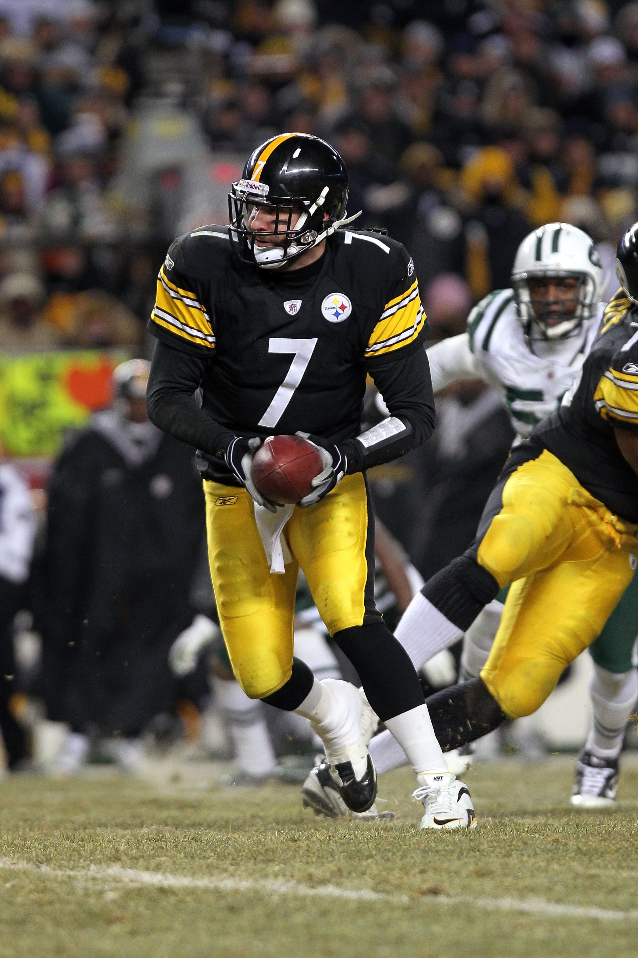 PITTSBURGH, PA - JANUARY 23:  Quarterback Ben Roethlisberger #7 of the Pittsburgh Steelers turns to hand the ball off against the Pittsburgh Steelers during the 2011 AFC Championship game at Heinz Field on January 23, 2011 in Pittsburgh, Pennsylvania. The