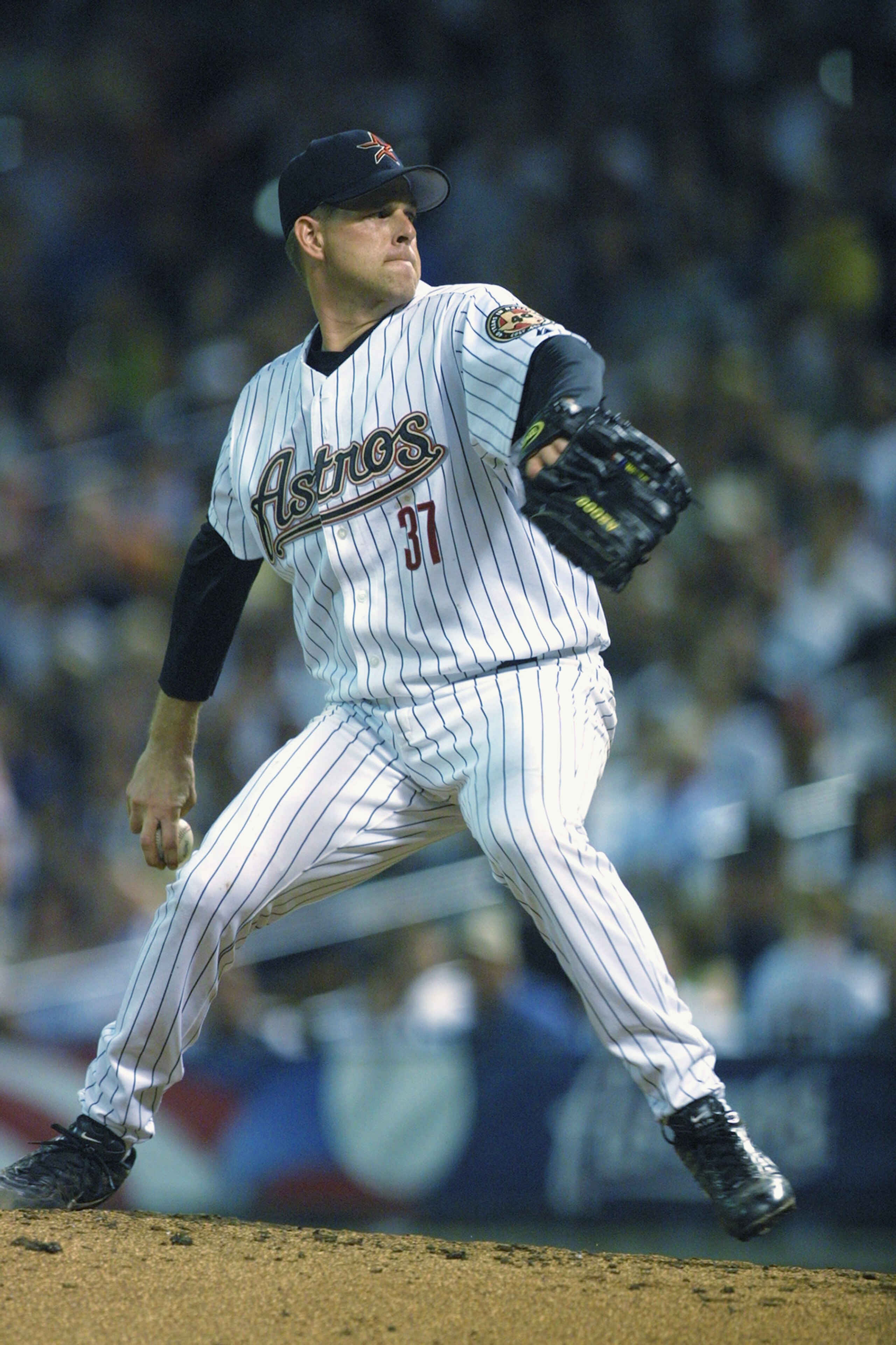 HOUSTON - OCTOBER 2:  Pitcher Shane Reynolds #37 of the Houston Astros throws against the San Francisco Giants during the game on October 2, 2001 at Enron Field in Houston, Texas.  The Giants defeated the Astros 4-1.  (Photo by Jeff Gross/Getty Images)