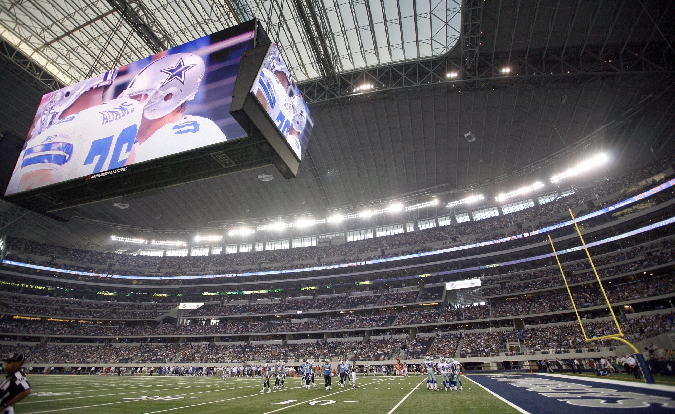 ARLINGTON, TX - AUGUST 21:  A general view of the Dallas Cowboys in the first quarter against the Tennessee Titans during a preseason game at Dallas Cowboys Stadium on August 21, 2009 in Arlington, Texas. (Photo by Tom Pennington/Getty Images)