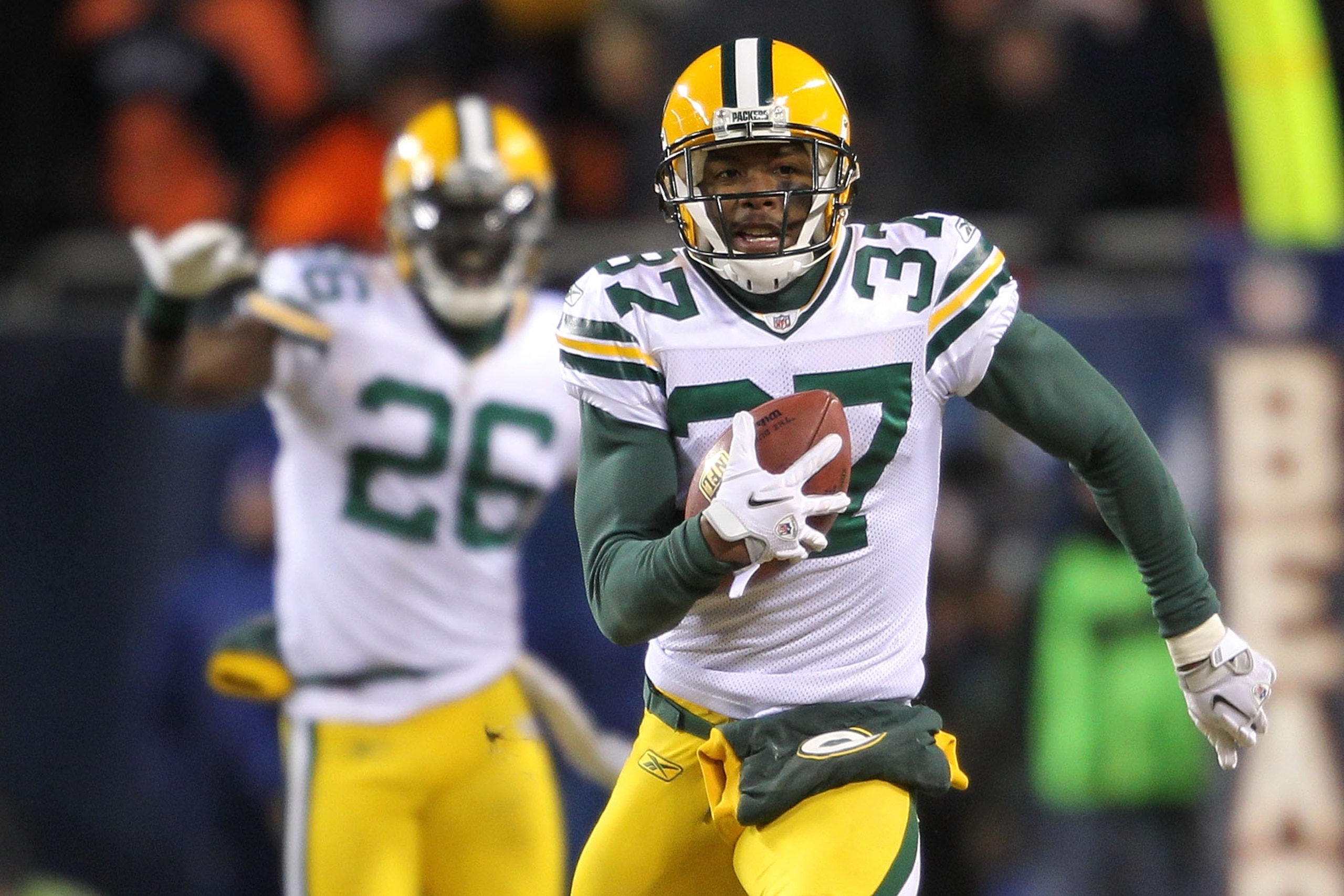 CHICAGO, IL - JANUARY 23:  Sam Shields #37 of the Green Bay Packers intercepts the game's final pass and runs for 32-yards to seal the 21-14 victory for the Packers against the Chicago Bears in the NFC Championship Game at Soldier Field on January 23, 201