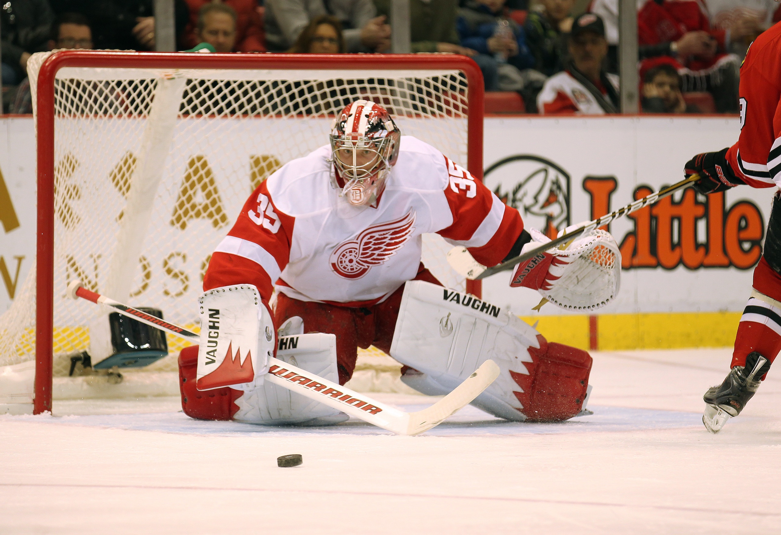 DETROIT, MI - JANUARY 22:  Jimmy Howard #35 of the Detroit Red Wings gets set to stop a incoming shot in a game against the Chicago Black Hawks on January 22, 2011 at the Joe Louis Arena in Detroit, Michigan. The Hawks defeated the Wings 4-1. (Photo by Cl