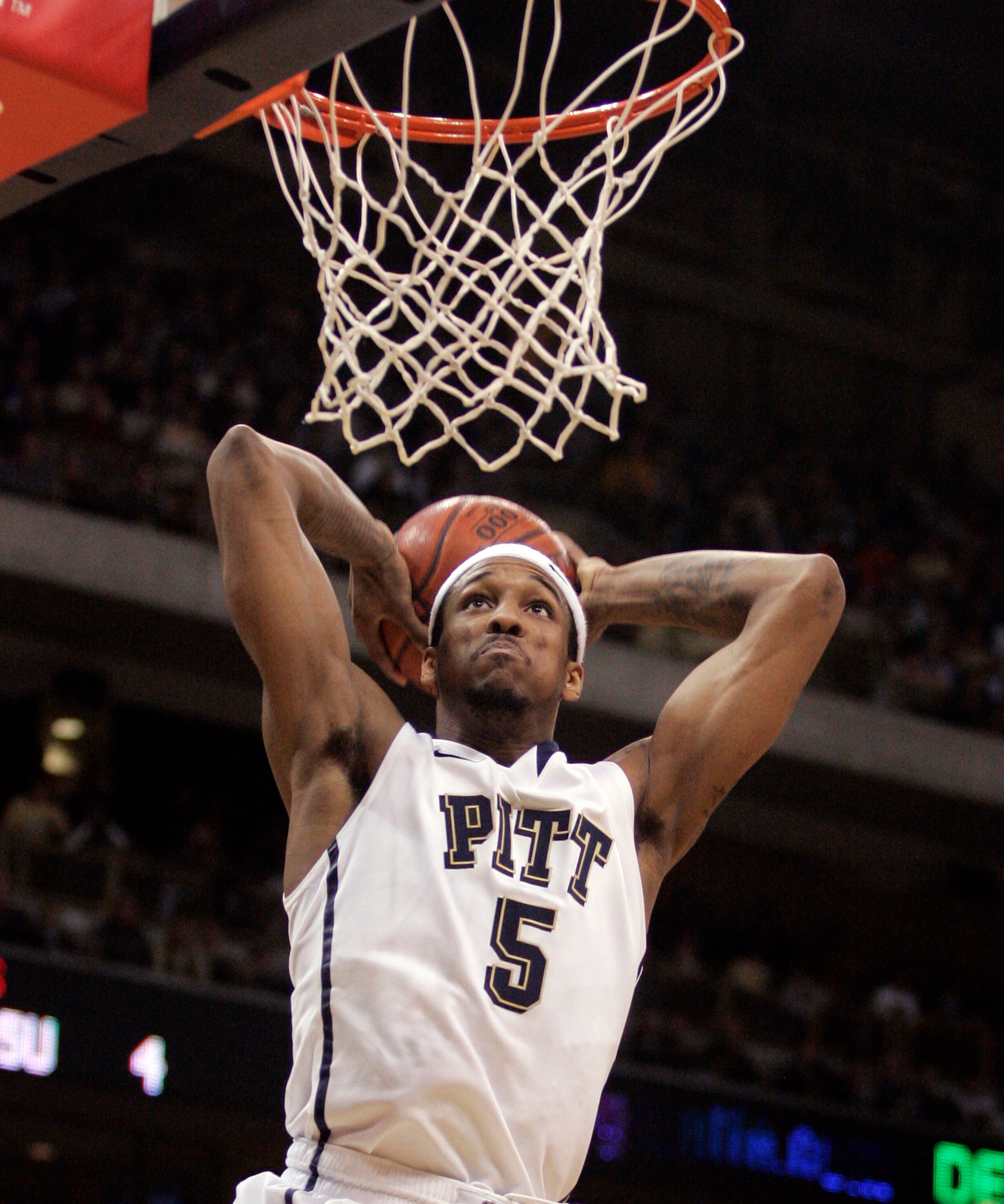PITTSBURGH, PA - JANUARY 17:  Gilbert Brown #5 of the Pittsburgh Panthers dunks the ball against the Syracuse Orange at Petersen Events Center on January 17, 2011 in Pittsburgh, Pennsylvania.  The Panthers defeated the Orange 74-66.  (Photo by Justin K. A