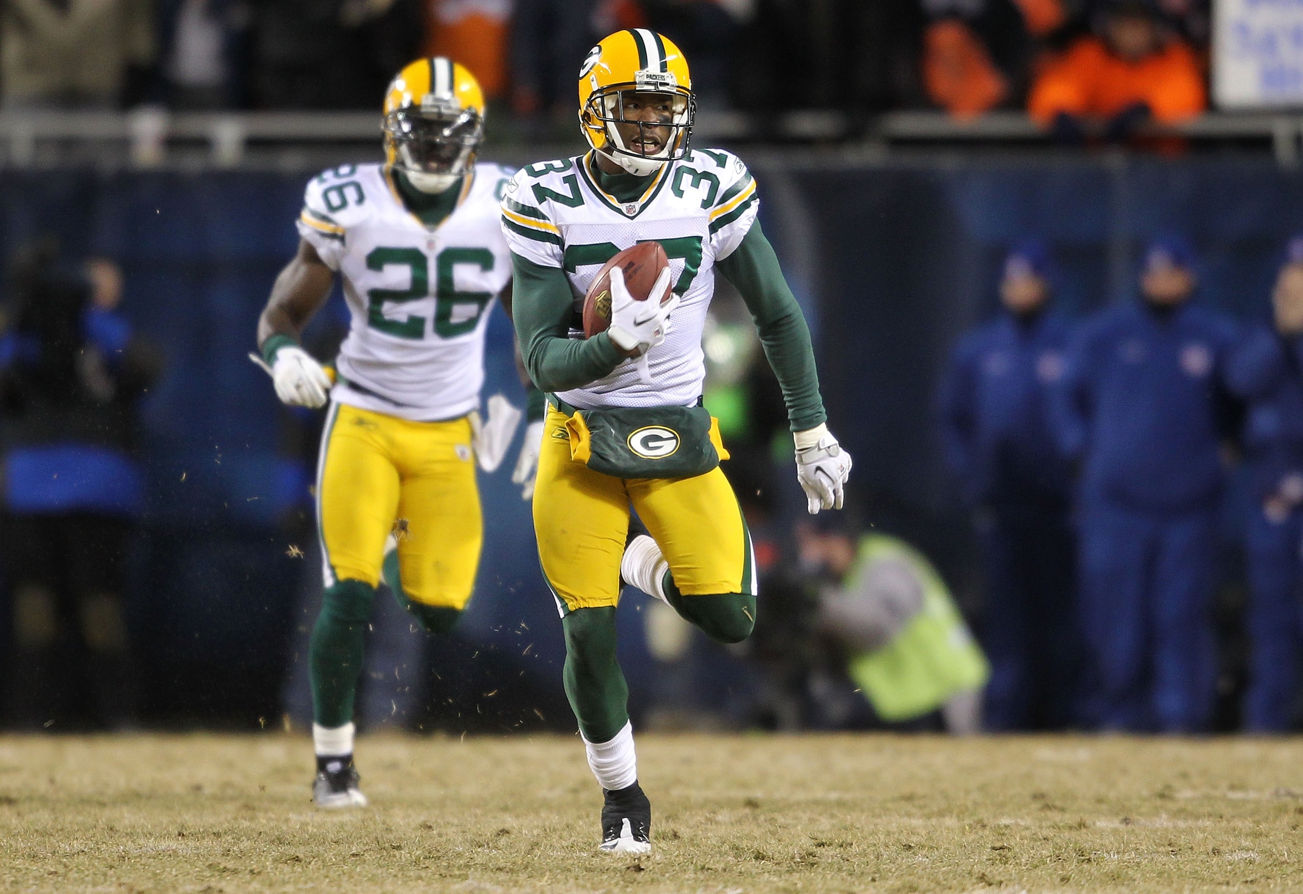 CHICAGO, IL - JANUARY 23:  Sam Shields #37 of the Green Bay Packers intercepts the game's final pass and runs for 32-yards to seal the 21-14 victory for the Packers against the Chicago Bears in the NFC Championship Game at Soldier Field on January 23, 201
