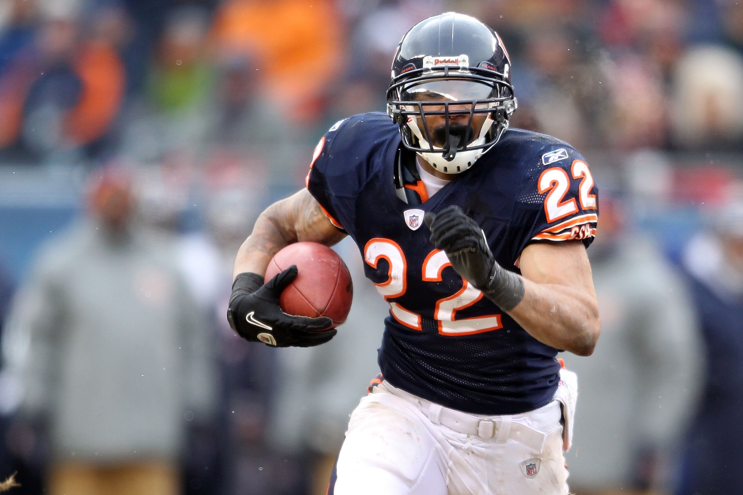 CHICAGO, IL - JANUARY 16:  Matt Forte #22 of the Chicago Bears runs the ball against the Seattle Seahawks in the 2011 NFC divisional playoff game at Soldier Field on January 16, 2011 in Chicago, Illinois.  (Photo by Andy Lyons/Getty Images)