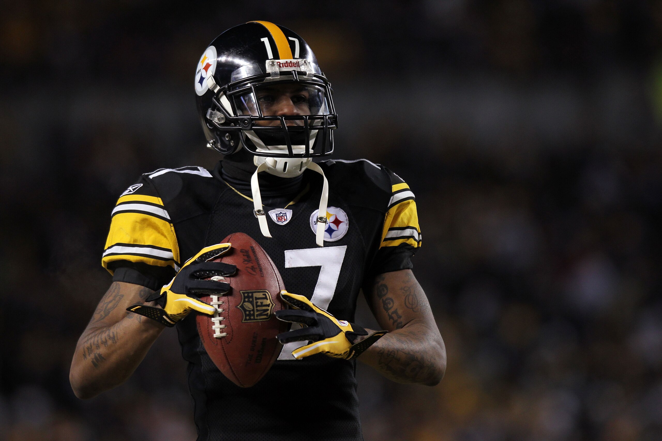 PITTSBURGH, PA - JANUARY 23:  Mike Wallace #17 of the Pittsburgh Steelers warms up prior to their 2011 AFC Championship game against the New York Jets at Heinz Field on January 23, 2011 in Pittsburgh, Pennsylvania.  (Photo by Nick Laham/Getty Images)
