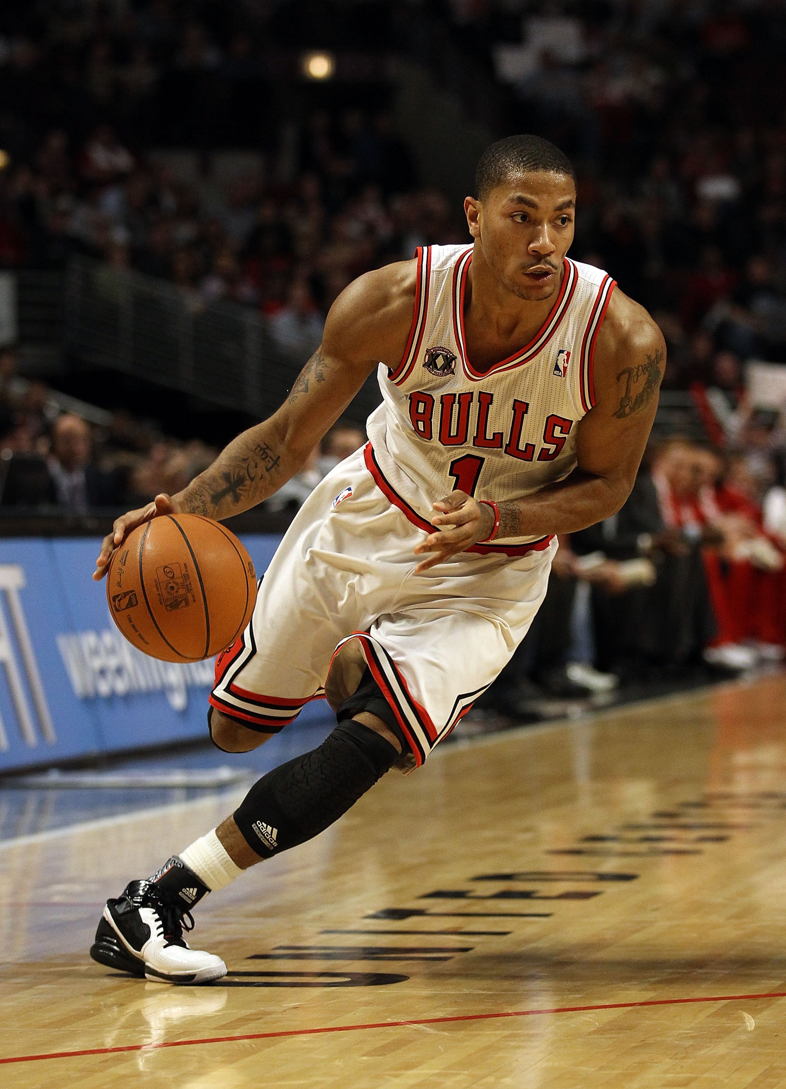 CHICAGO, IL - JANUARY 20: Derrick Rose #1 of the Chicago Bulls moves against the Dallas Mavericks at the United Center on January 20, 2011 in Chicago, Illinois. The Bulls defeated the Mavericks 82-77. NOTE TO USER: User expressly acknowledges and agrees t CHICAGO, IL - JANUARY 20: Derrick Rose #1 of the Chicago Bulls moves against the Dallas Mavericks at the United Center on January 20, 2011 in Chicago, Illinois. The Bulls defeated the Mavericks 82-77. NOTE TO USER: User expressly acknowledges and agrees t