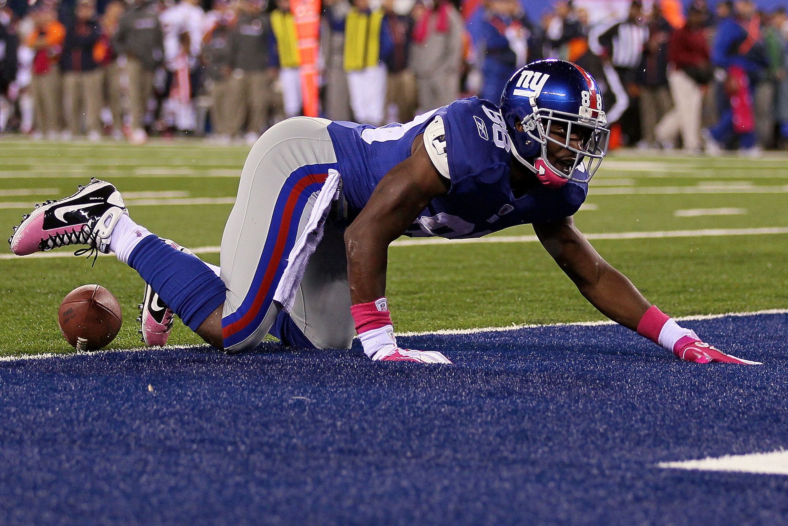 EAST RUTHERFORD, NJ - OCTOBER 03:  Hakeem Nicks #88 of the New York Giants crawls towards the endzone after a catch against the Chicago Bears at New Meadowlands Stadium on October 3, 2010 in East Rutherford, New Jersey.  (Photo by Chris McGrath/Getty Imag