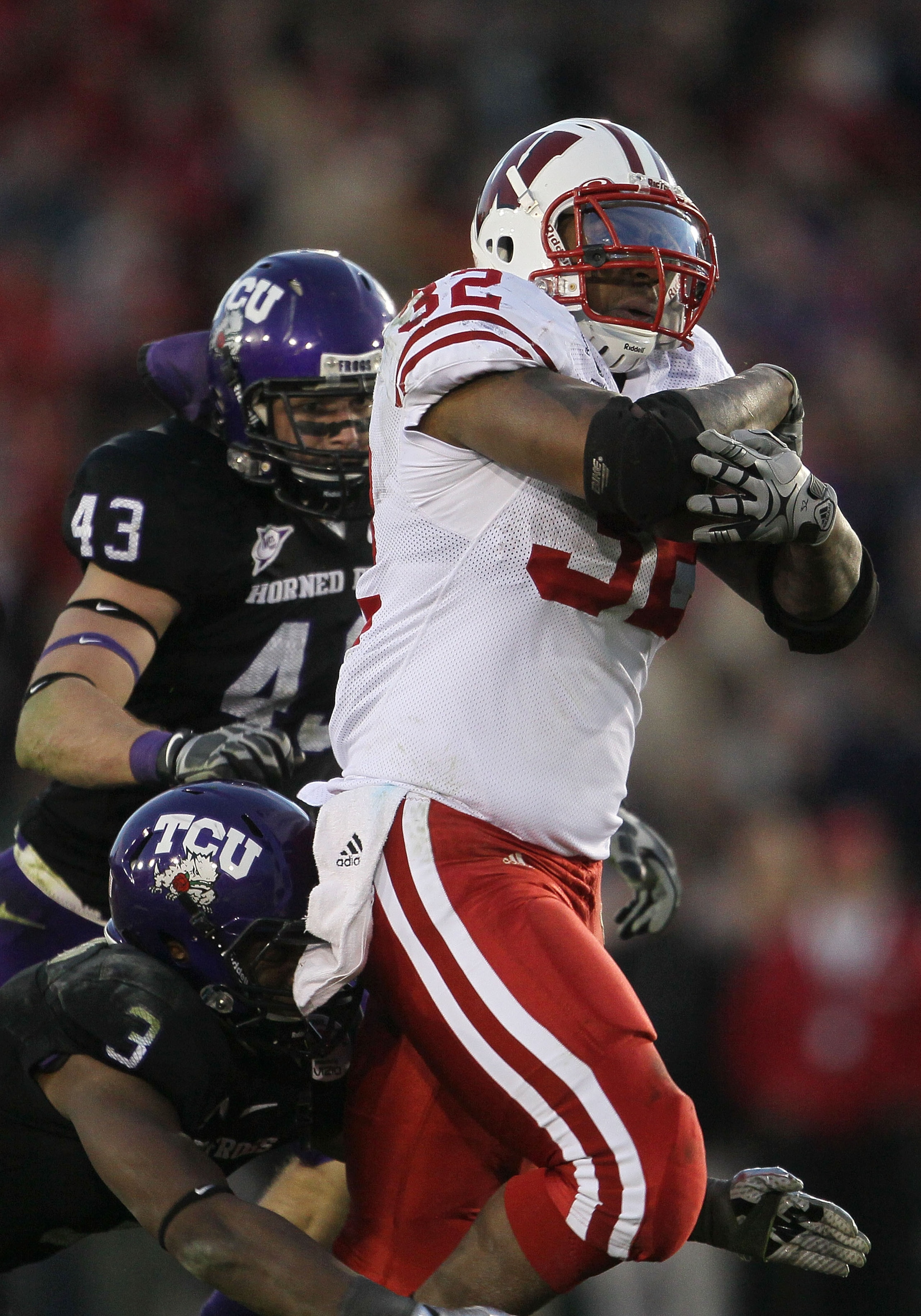 PASADENA, CA - JANUARY 01:  Running back John Clay #32 of the Wisconsin Badgers rushes with the ball against the TCU Horned Frogs during the 97th Rose Bowl game on January 1, 2011 in Pasadena, California.  (Photo by Jeff Gross/Getty Images)