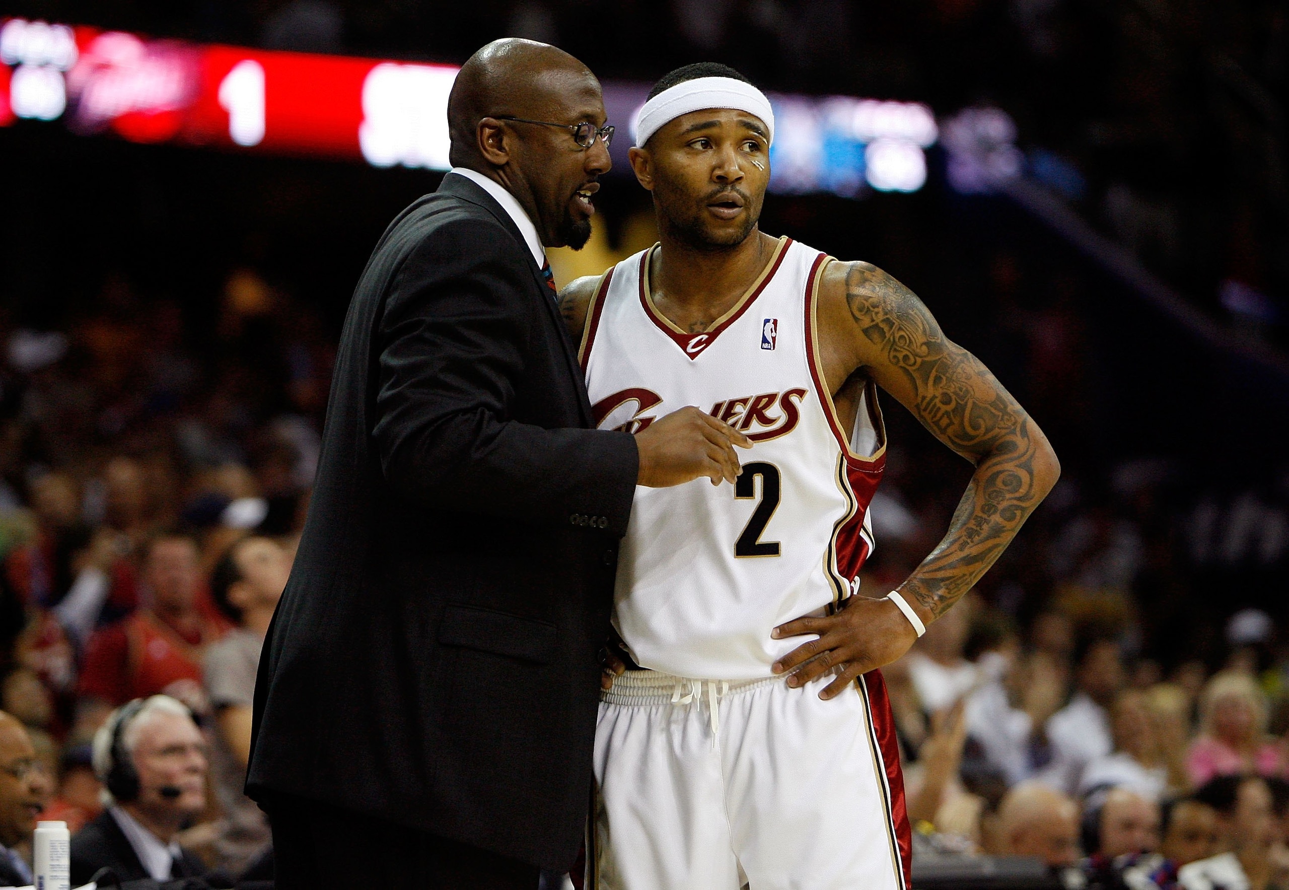 CLEVELAND - MAY 28:  Head coach Mike Brown of the Cleveland Cavaliers talks to Mo Williams #2 on the sidelines against the Orlando Magic in Game Five of the Eastern Conference Finals during the 2009 Playoffs at Quicken Loans Arena on May 28, 2009 in Cleve