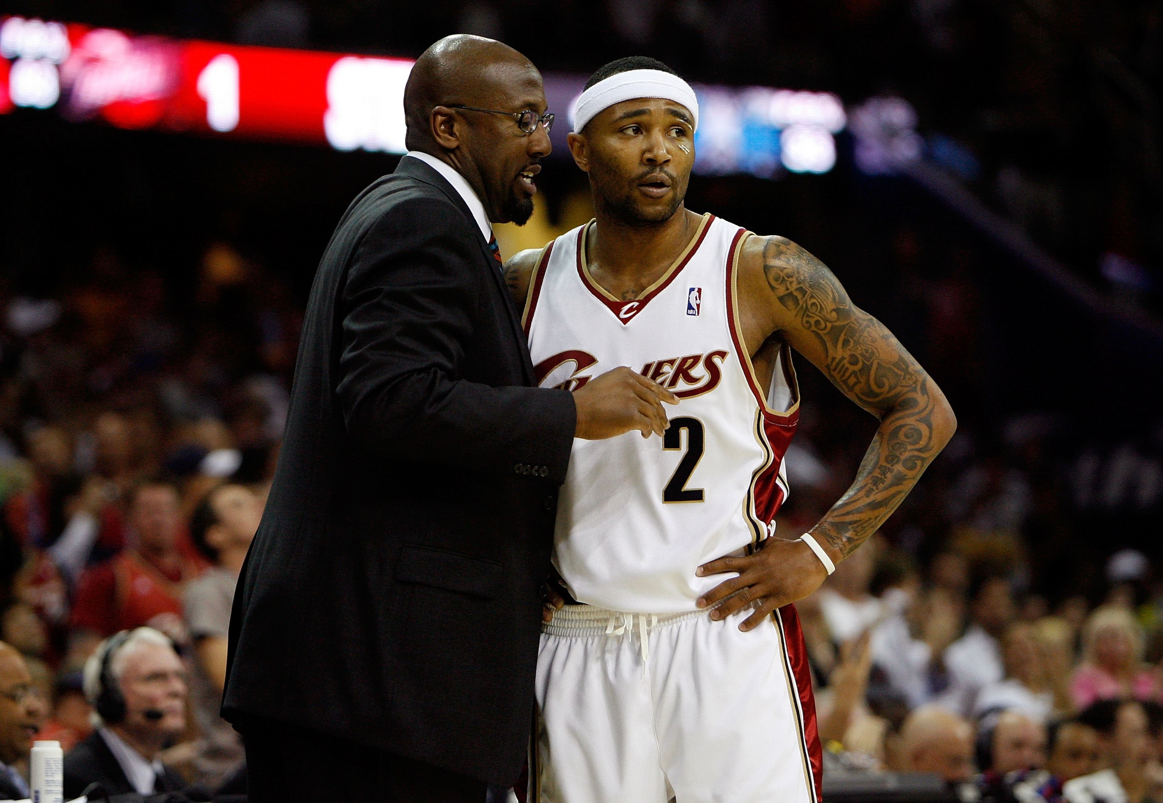 CLEVELAND - MAY 28: Head coach Mike Brown of the Cleveland Cavaliers talks to Mo Williams #2 on the sidelines against the Orlando Magic in Game Five of the Eastern Conference Finals during the 2009 Playoffs at Quicken Loans Arena on May 28, 2009 in Cleve CLEVELAND - MAY 28: Head coach Mike Brown of the Cleveland Cavaliers talks to Mo Williams #2 on the sidelines against the Orlando Magic in Game Five of the Eastern Conference Finals during the 2009 Playoffs at Quicken Loans Arena on May 28, 2009 in Cleve