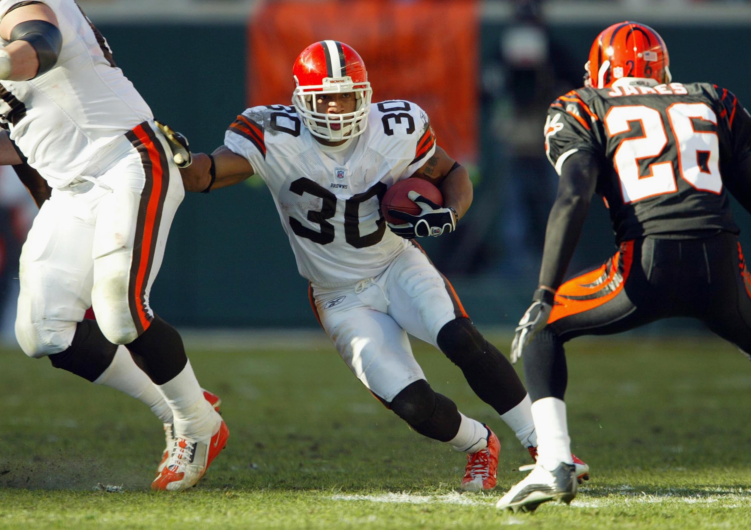 CINCINNATI-DECEMBER 28:  Jamel White #30 of the Cleveland Browns runs with the ball against the Cincinnati Bengals on December 28, 2003 at Paul Brown Stadium in Cincinnati, Ohio. The Browns won 22-14.(Photo by Andy Lyons/Getty Images)