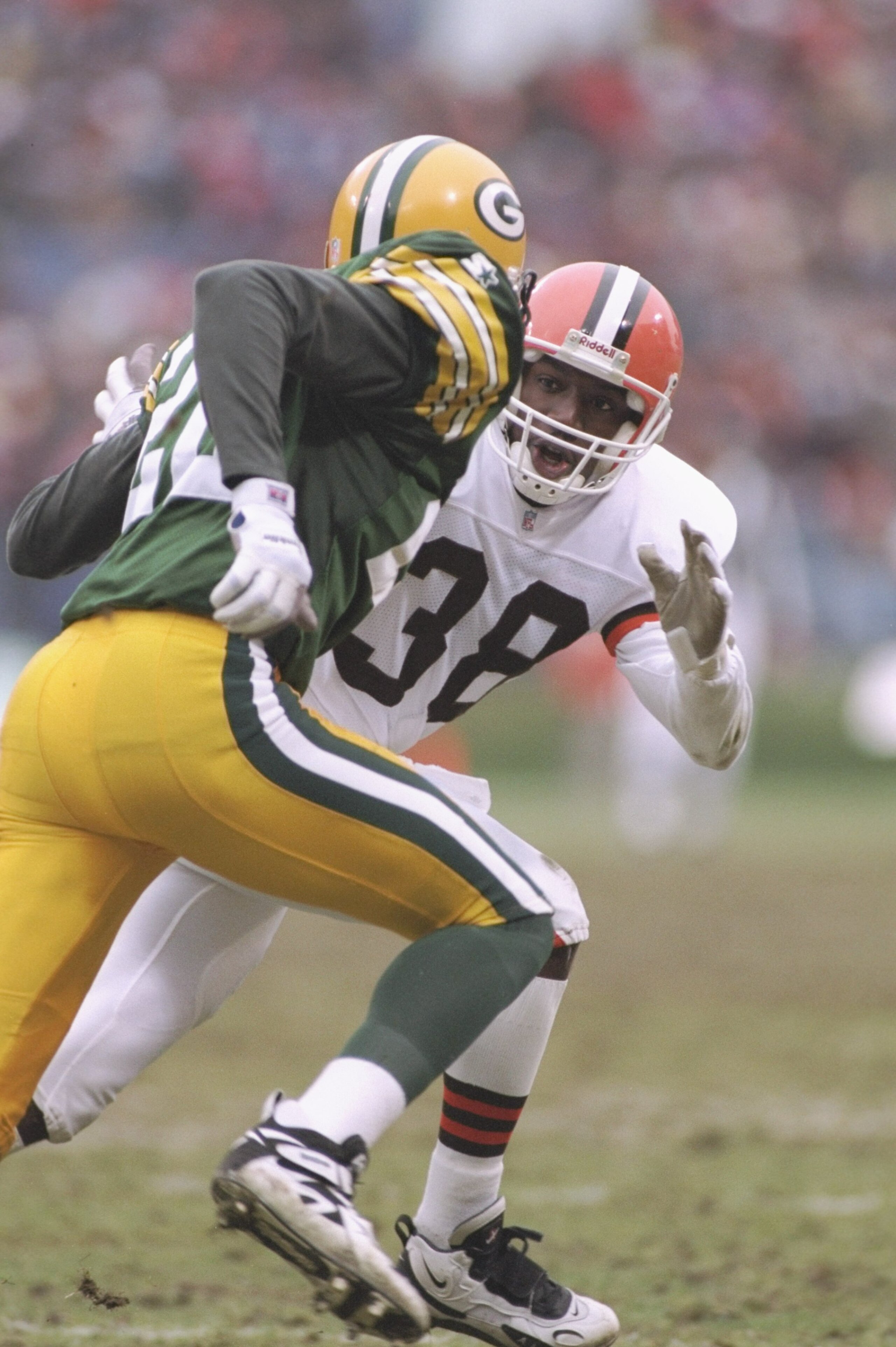 19 Nov 1995: Defensive back Antonio Langham of the Cleveland Browns prepares to hit Green Bay Packers defensive back Lenny McGill during a game at Cleveland Stadium in Cleveland, Ohio. The Packers won the game, 31-20.