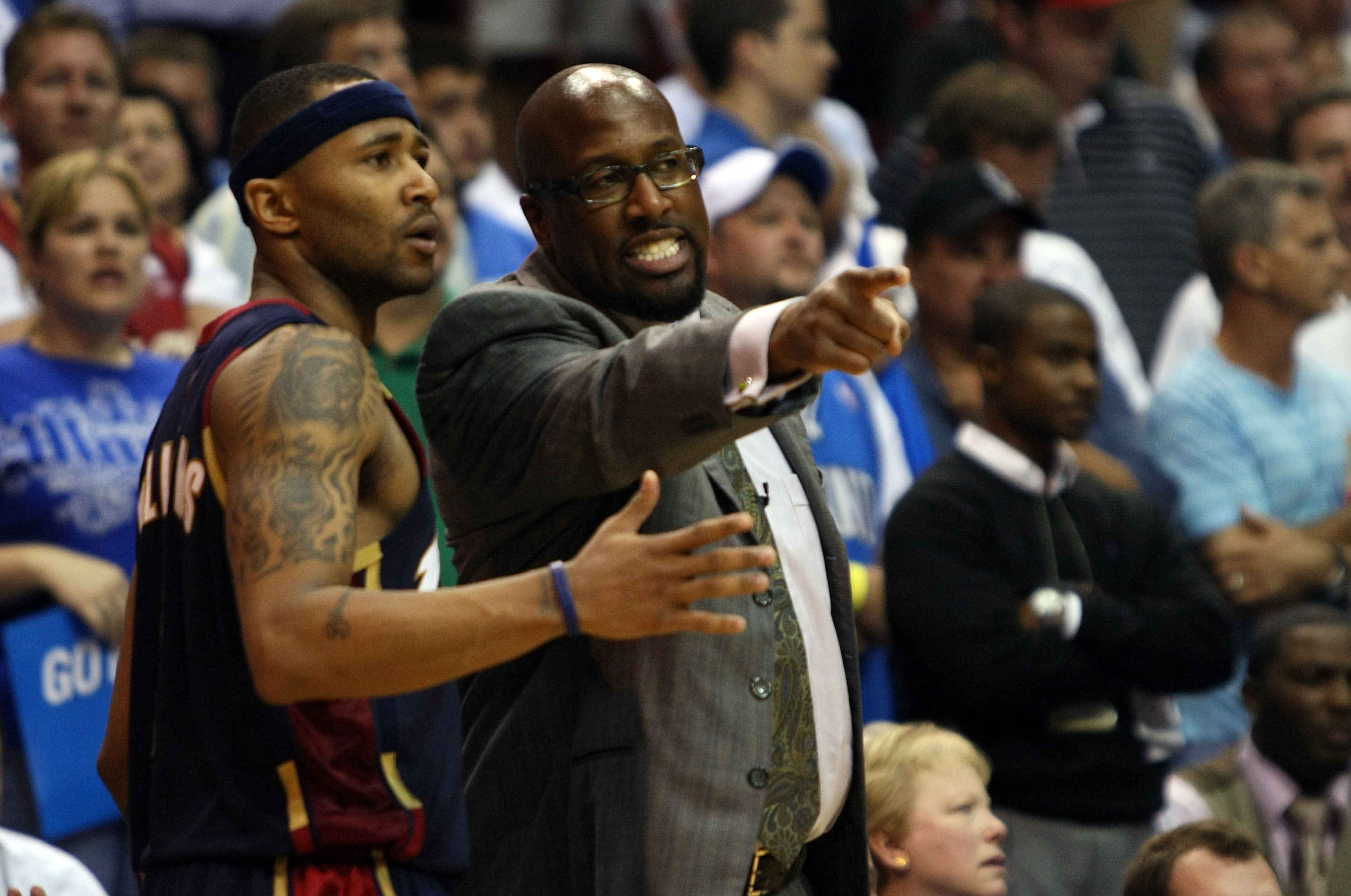ORLANDO, FL - MAY 26:  Mo Williams #2 of the Cleveland Cavaliers talks with Head Coach Mike Brown during Game Four of the Eastern Conference Finals against the Orlando Magic during the 2009 NBA Playoffs at the Amway Arena on May 26, 2009 in Orlando, Flori