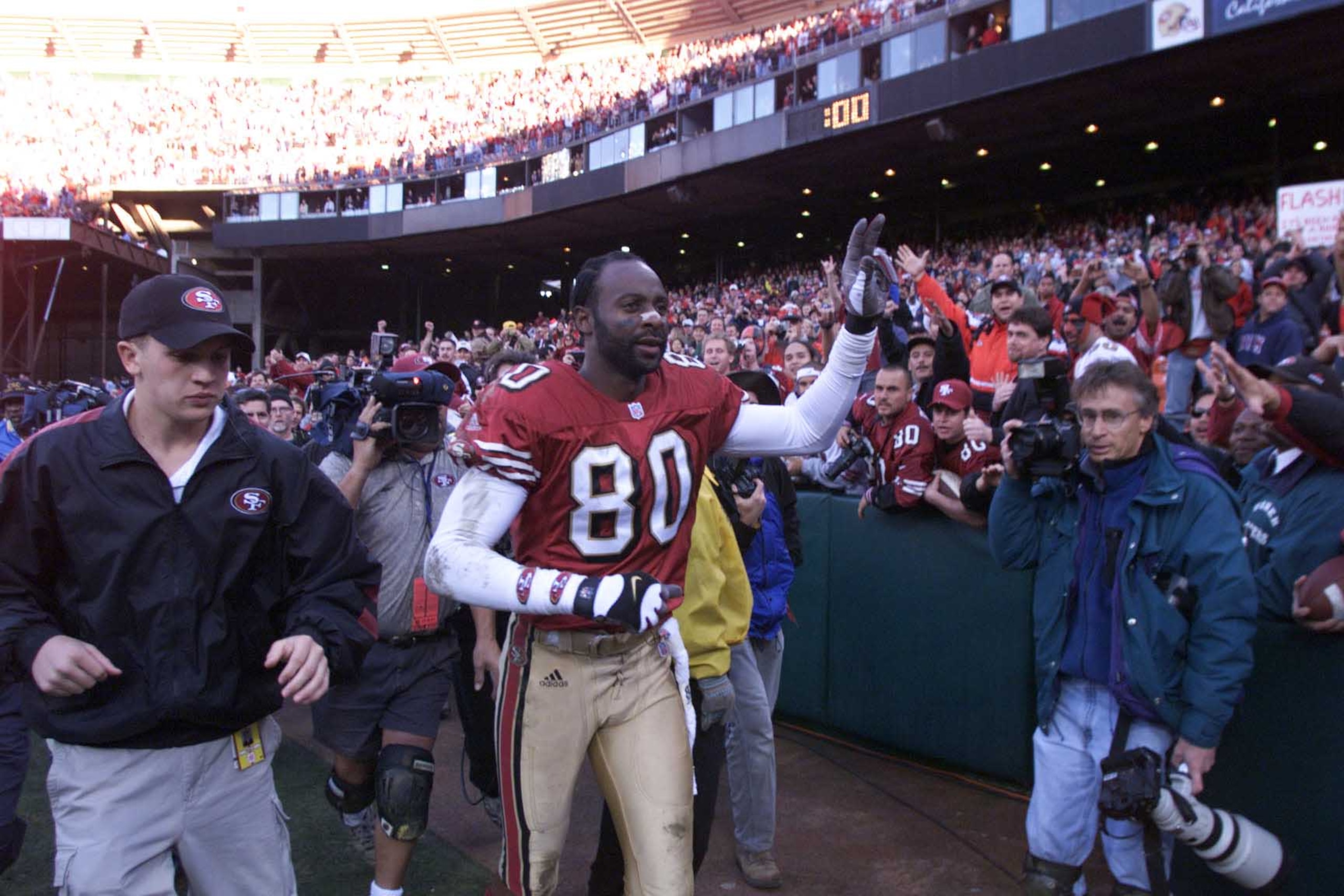 17 Dec 2000: Jerry Rice of the San Francisco 49ers waves to the crowd after the Chicago Bears game at 3Comm Park in San Francisco, California. San Francisco won 17-0. DIGITAL IMAGE. Mandatory Credit: Jed Jacobsohn/ALLSPORT