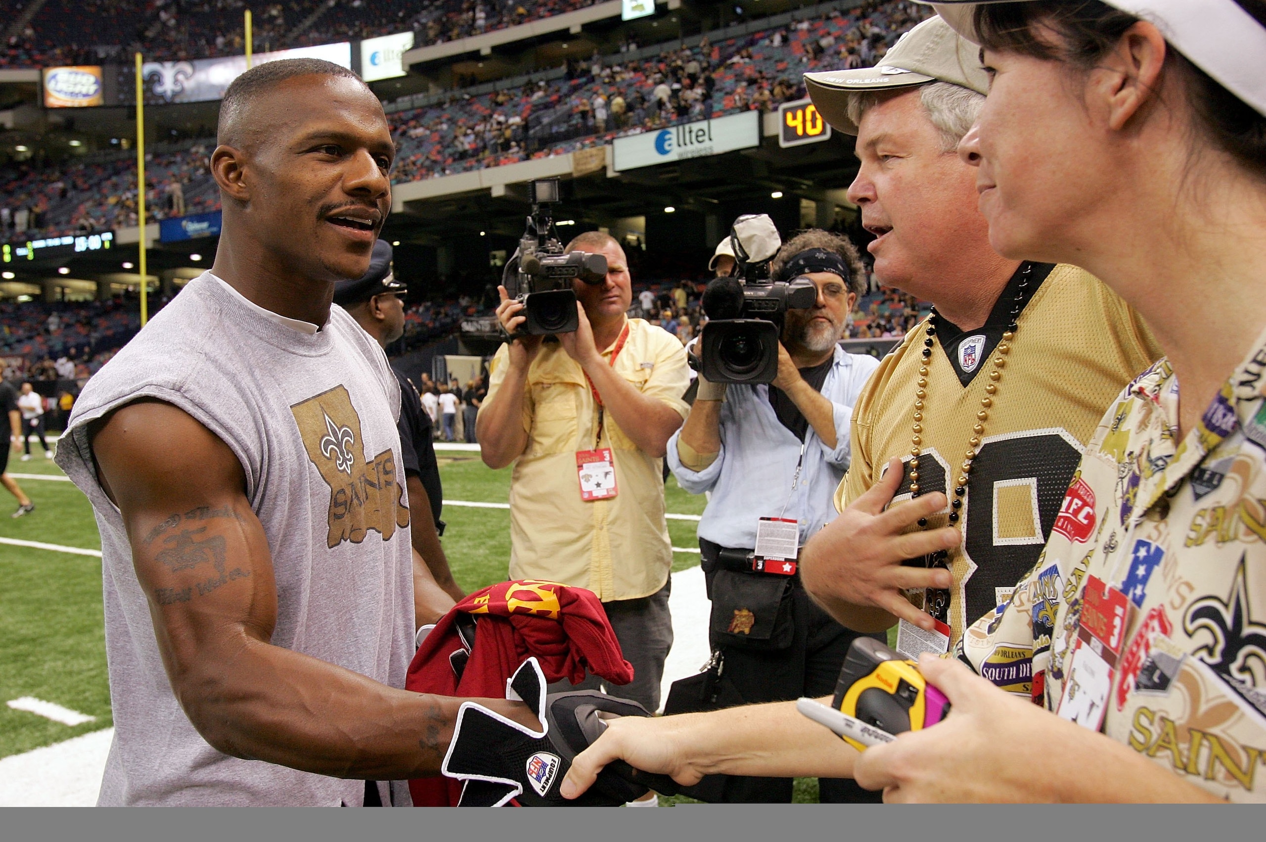 NEW ORLEANS - SEPTEMBER 25:  Wide receiver Joe Horn #87 of the New Orleans Saints greets fans during warm ups prior to the Monday Night Football game against the Atlanta Falcons on September 25, 2006 at the Superdome in New Orleans, Louisiana.  Tonight's