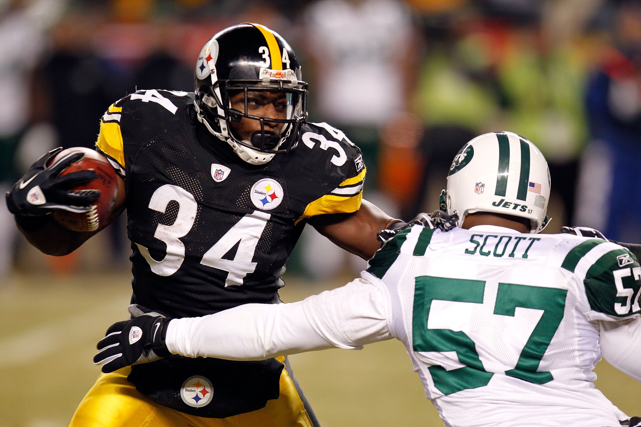 PITTSBURGH, PA - JANUARY 23:  Rashard Mendenhall #34 of the Pittsburgh Steelers runs down field against Bart Scott #57 of the New York Jets during the 2011 AFC Championship game at Heinz Field on January 23, 2011 in Pittsburgh, Pennsylvania.  (Photo by Gr