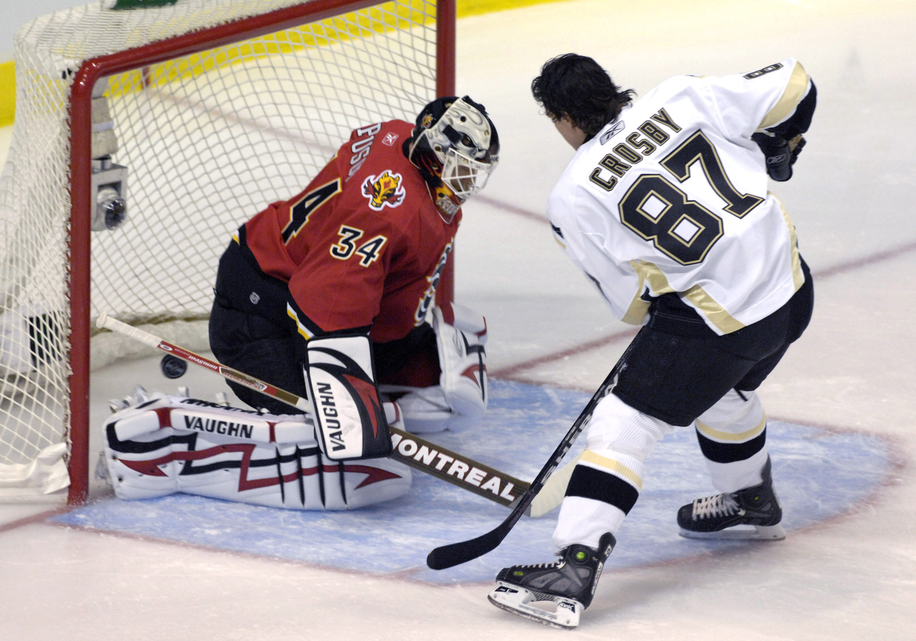 Pittsburgh Penguins forward Sidney Crosby scores a goal on Calgary Flames goalie Miikka Kiprusoff during the SuperSkills competition during the 2007 NHL All-Star game at the American Airlines Center in Dallas on January 23, 2007.  (Photo by A. Messerschmi