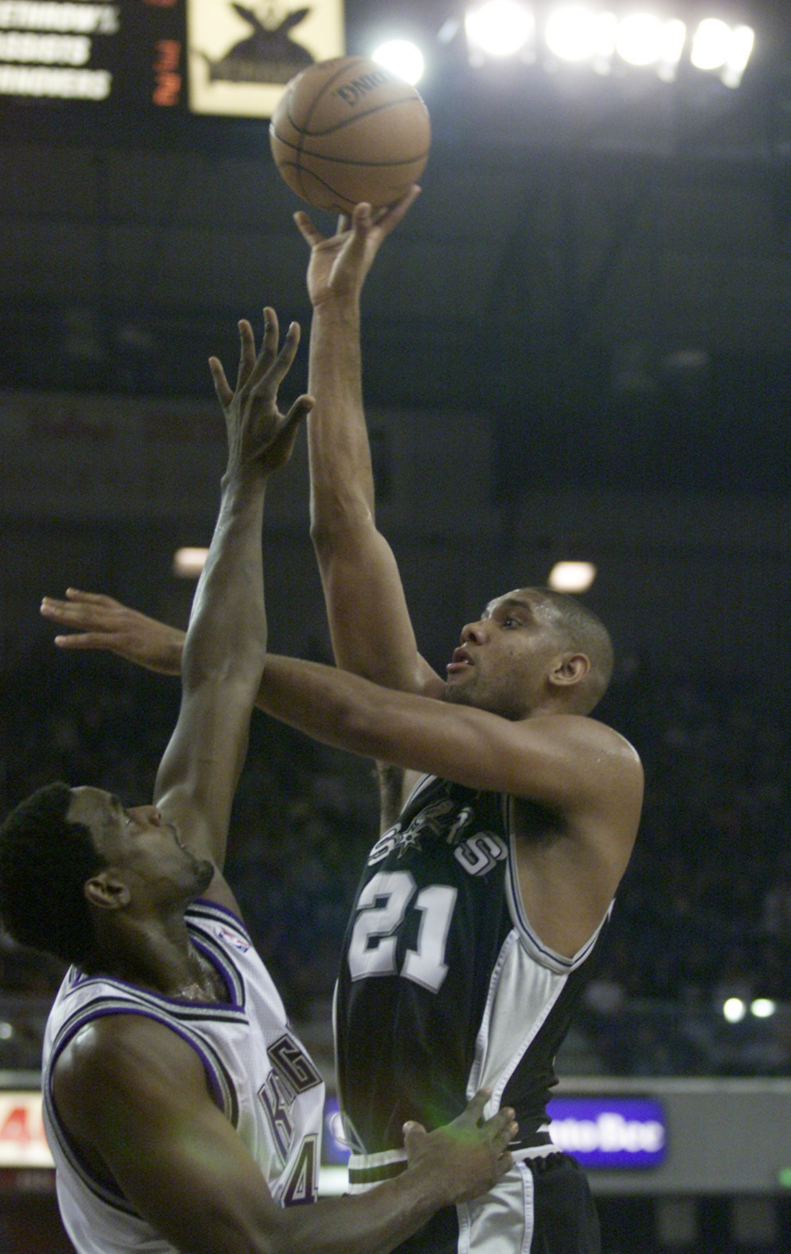 5 Dec 2000: Tim Duncan of the San Antonio Spurs shoots over Chris Webber of the Sacramento Kings at  Arco Arena in Sacramento, California. DIGITAL IMAGE> Mandatory Credit: Jed Jacobsohn/ALLSPORT. NOTE TO USER: It is expressly understood that the only righ