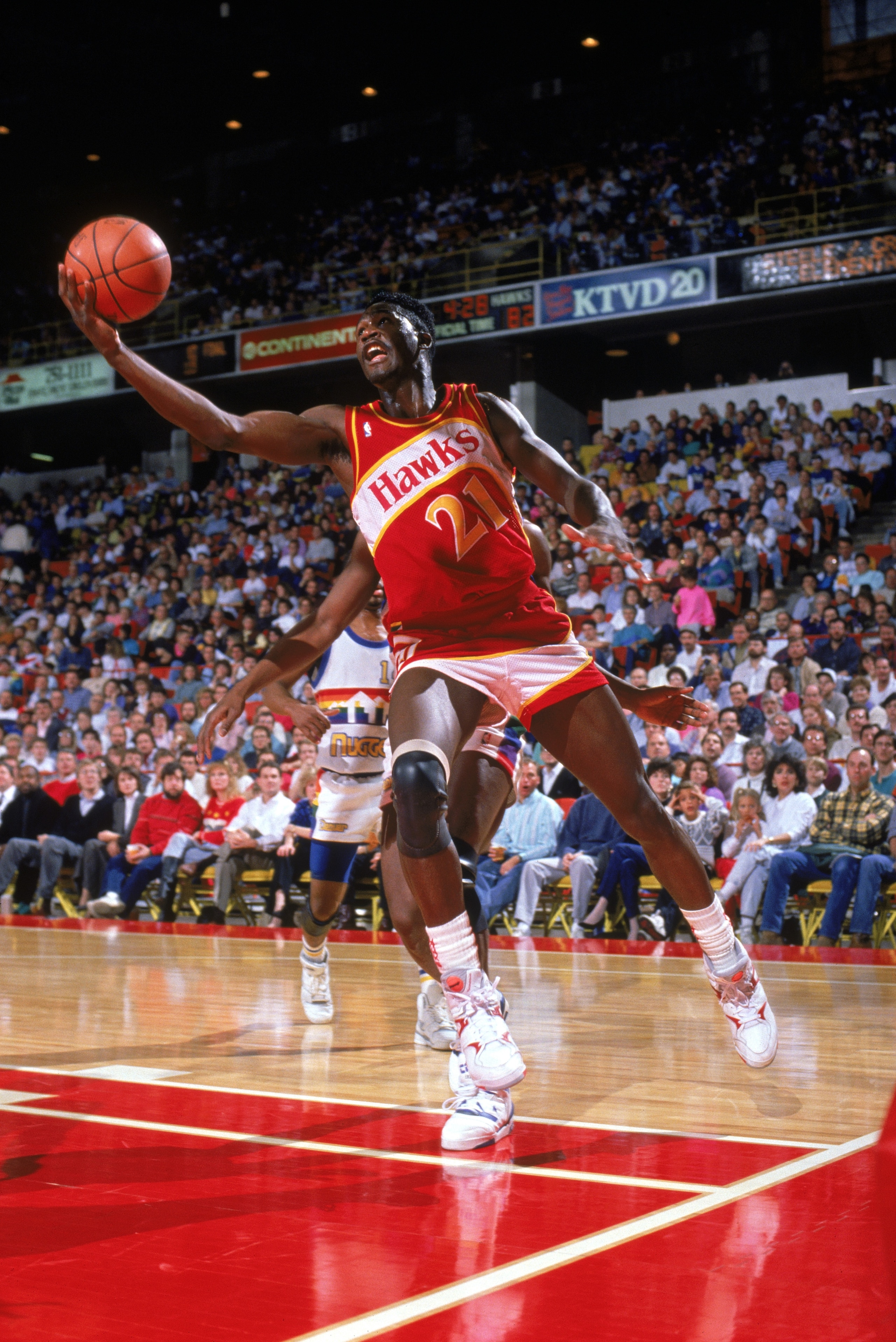 1989:  Dominique Wilkins #21 of the Atlanta Hawks goes for a layup during a 1989-1990 NBA season game against the Denver Nuggets.  (Photo by Tim DeFrisco/Getty Images)