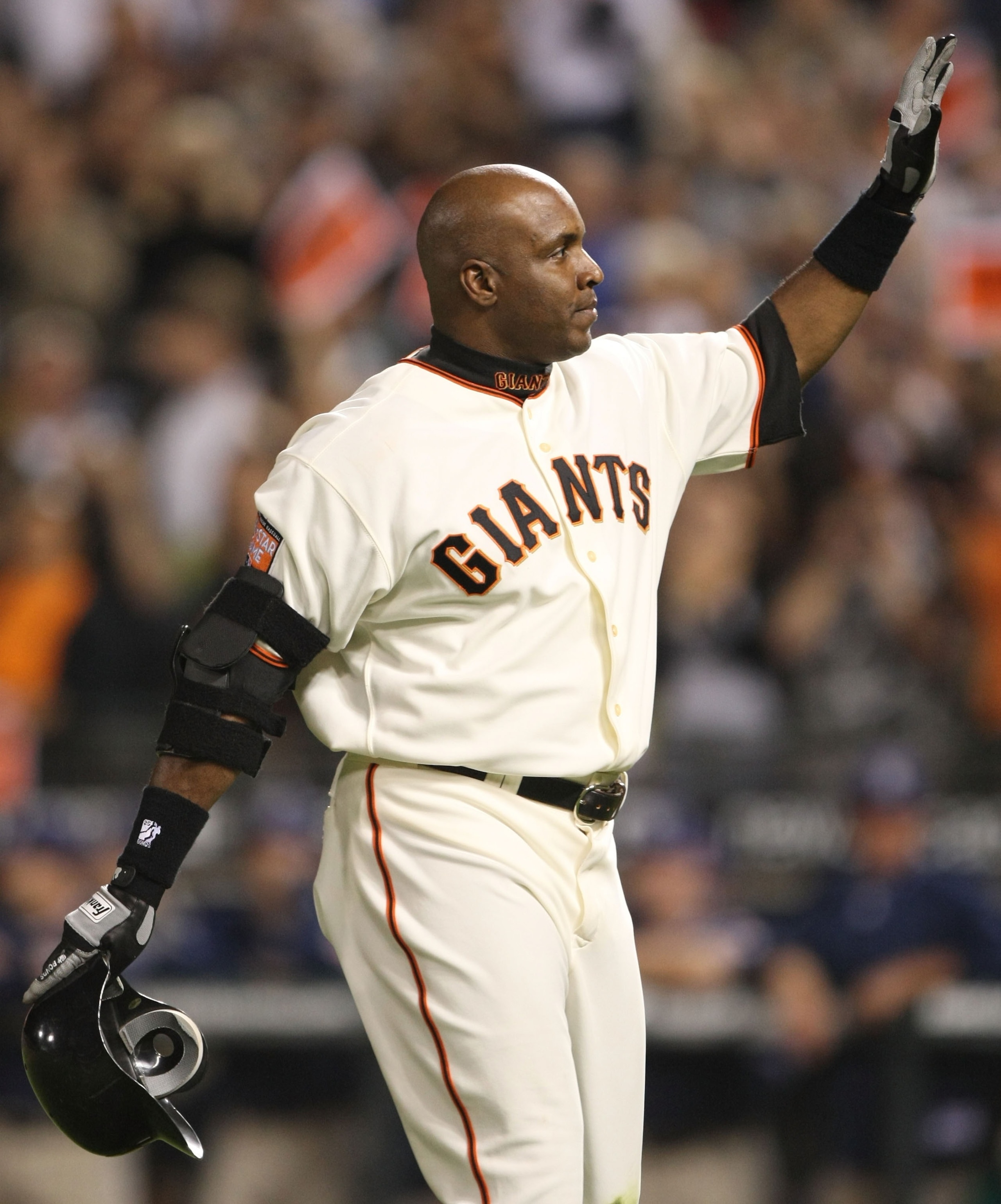 SAN FRANCISCO - SEPTEMBER 26: Barry Bonds #25 of the San Francisco Giants waves to fans as he leaves the game against the San Diego Padres at the end of the sixth inning on September 26, 2007 at AT&T Park in San Francisco, California. Tonight will be the SAN FRANCISCO - SEPTEMBER 26: Barry Bonds #25 of the San Francisco Giants waves to fans as he leaves the game against the San Diego Padres at the end of the sixth inning on September 26, 2007 at AT&T Park in San Francisco, California. Tonight will be the