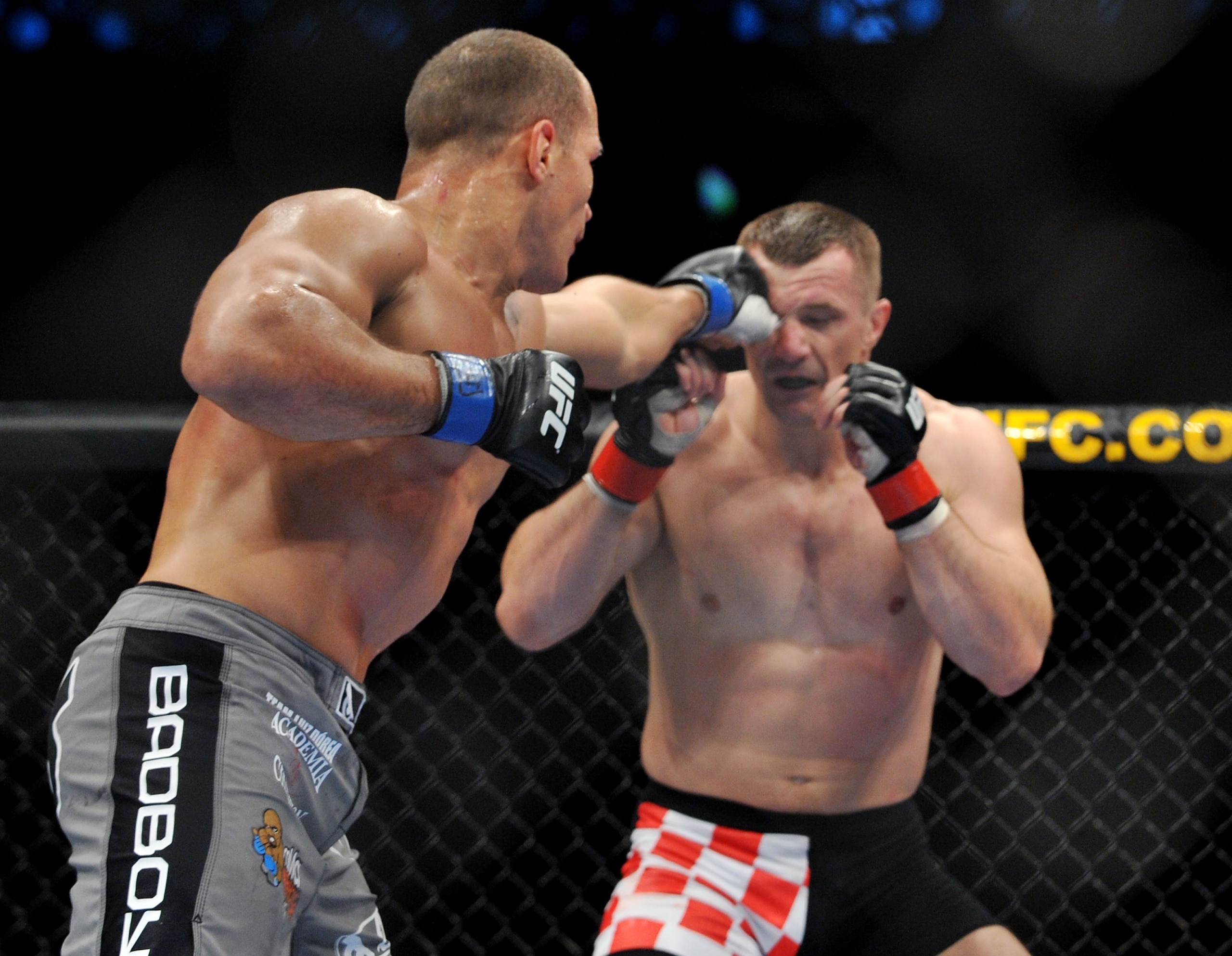 DALLAS - SEPTEMBER 19:  UFC fighter Junior Dos Santos (L) battles UFC fighter Mirko Cro Cop (R) during their Heavyweight bout at UFC 103: Franklin vs. Belfort at the American Airlines Center on September 19, 2009 in Dallas, Texas.  (Photo by Jon Kopaloff/