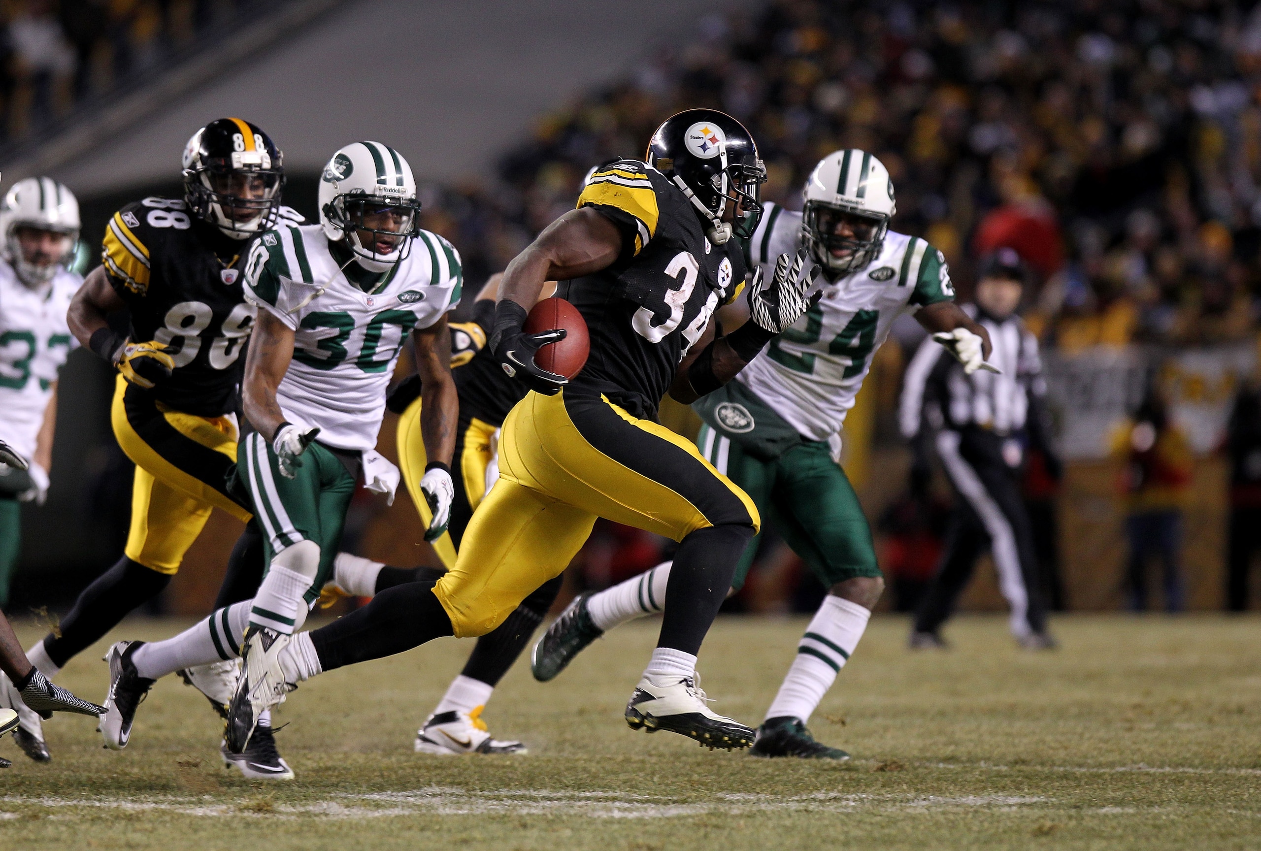 PITTSBURGH, PA - JANUARY 23:  Rashard Mendenhall #34 of the Pittsburgh Steelers runs the ball against the New York Jets during the 2011 AFC Championship game at Heinz Field on January 23, 2011 in Pittsburgh, Pennsylvania. The Steelers won 24-19.  (Photo b