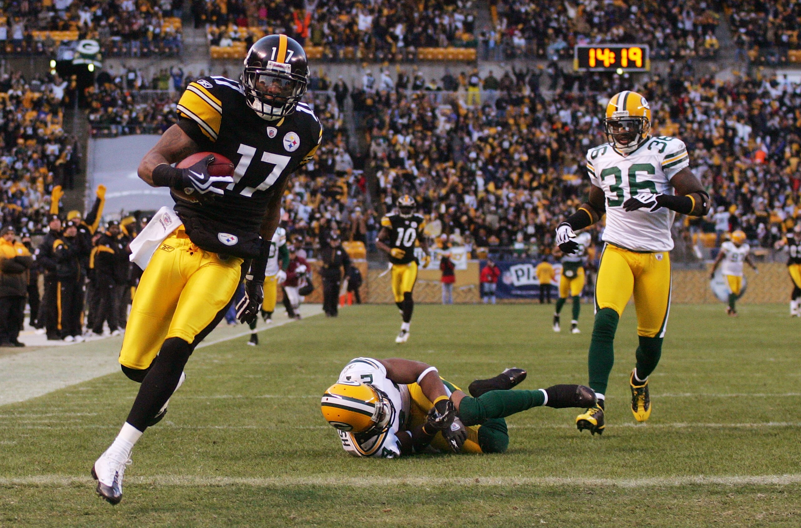 PITTSBURGH - DECEMBER 20: Mike Wallace #17 of the Pittsburgh Steelers runs for a touchdown in the first quarter against the Green Bay Packers during the game on December 20, 2009 at Heinz Field in Pittsburgh, Pennsylvania. (Photo by Jared Wickerham/Gett PITTSBURGH - DECEMBER 20: Mike Wallace #17 of the Pittsburgh Steelers runs for a touchdown in the first quarter against the Green Bay Packers during the game on December 20, 2009 at Heinz Field in Pittsburgh, Pennsylvania. (Photo by Jared Wickerham/Gett