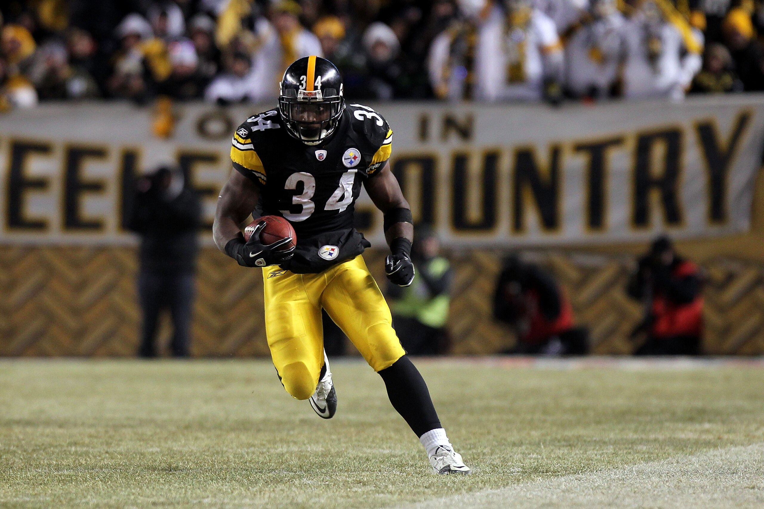 PITTSBURGH, PA - JANUARY 23:  Rashard Mendenhall #34 of the Pittsburgh Steelers runs the ball against the New York Jets during the 2011 AFC Championship game at Heinz Field on January 23, 2011 in Pittsburgh, Pennsylvania. The Steelers won 24-19.  (Photo b