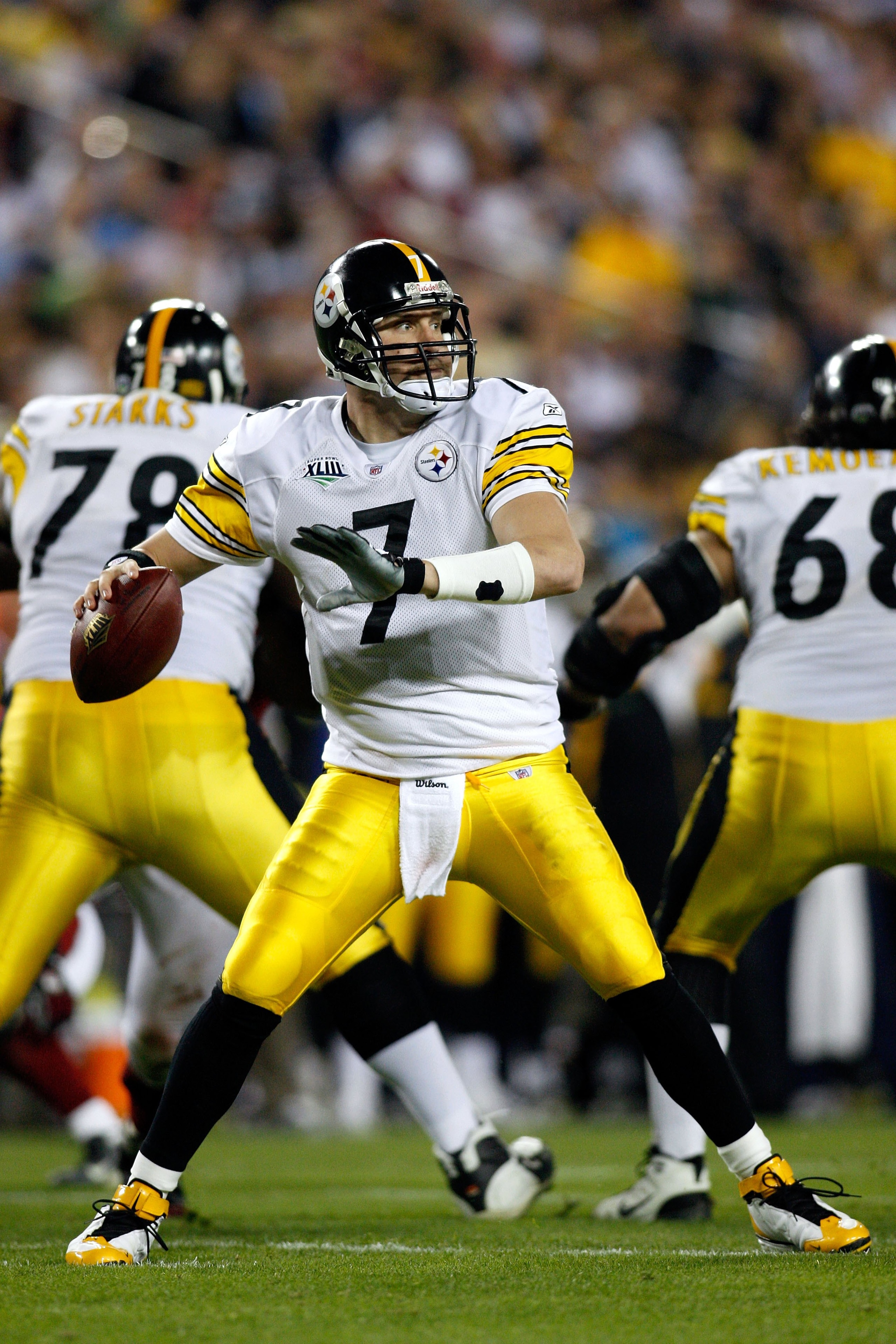 TAMPA, FL - FEBRUARY 01:  Quarterback Ben Roethlisberger #7 of the Pittsburgh Steelers throws a pass against the Arizona Cardinals during Super Bowl XLIII on February 1, 2009 at Raymond James Stadium in Tampa, Florida. Steelers won 27-23. (Photo by Chris