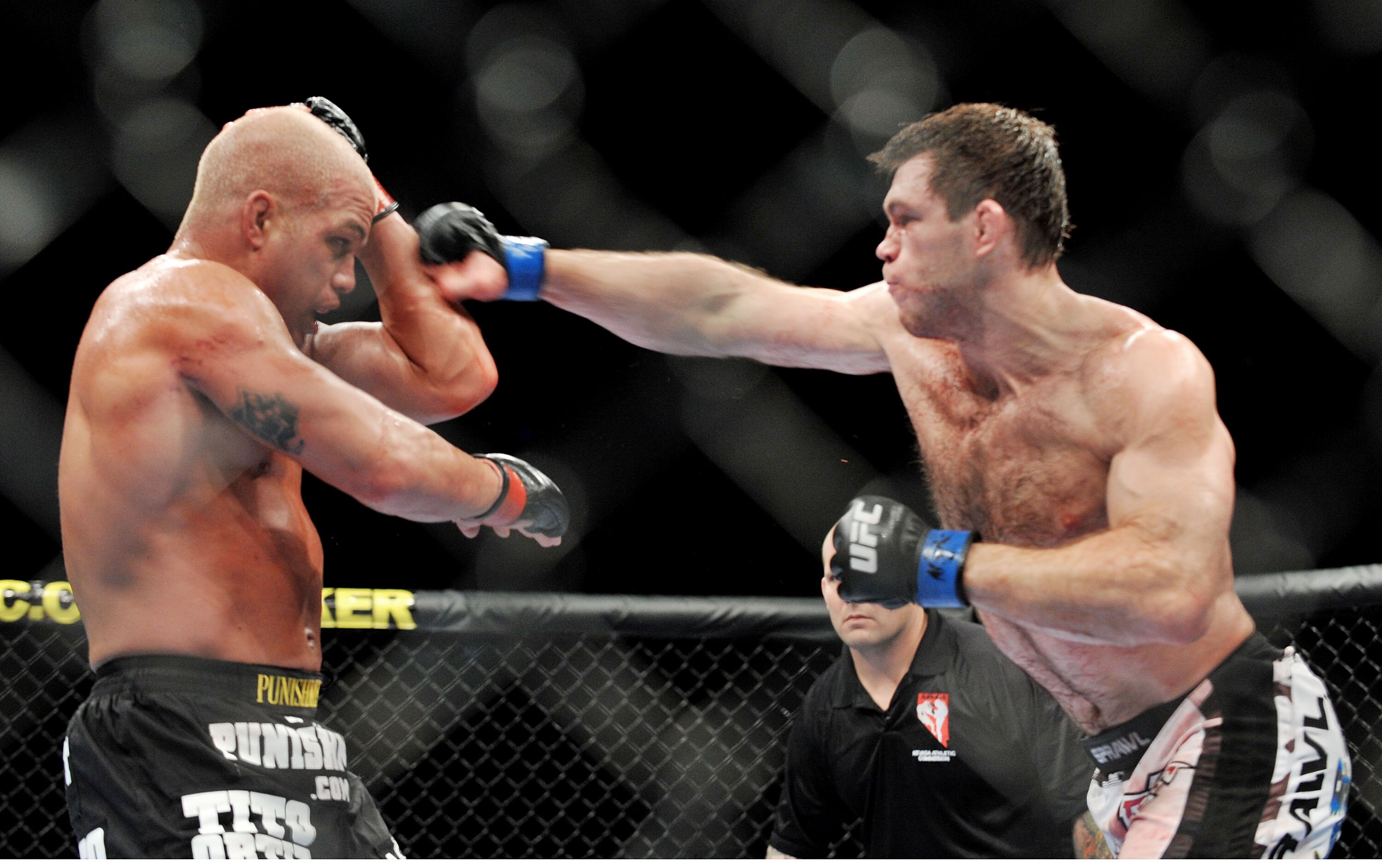 LAS VEGAS - NOVEMBER 21: Tito Ortiz (L) battles Forrest Griffin (R) during their Light Heavyweight Fight at the UFC 106 at Mandalay Bay Events Center on November 21, 2009 in Las Vegas, Nevada. (Photo by Jon Kopaloff/Getty Images)