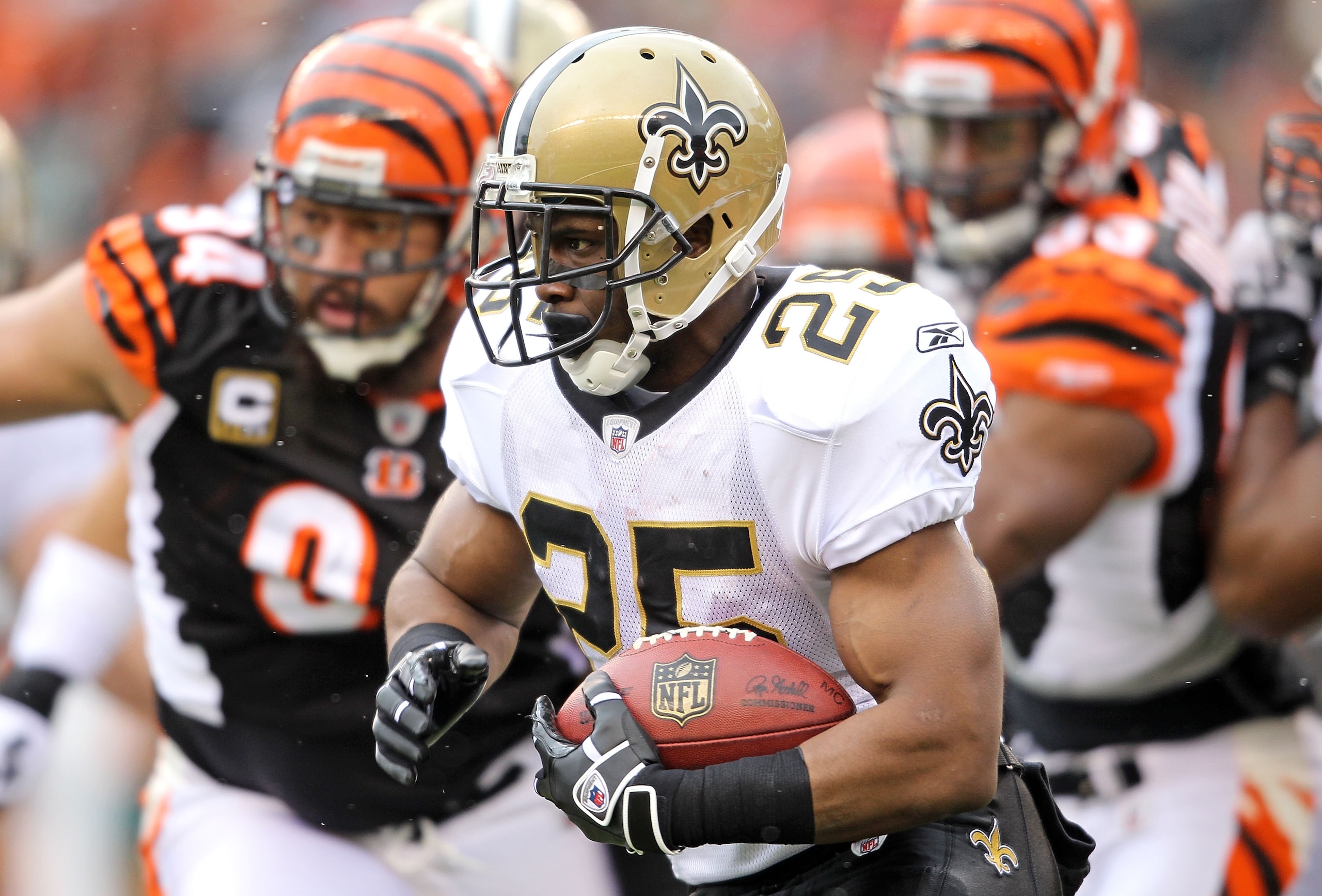 CINCINNATI, OH - DECEMBER 05: Reggie Bush #25 of the New Orleans Saints runs with the ball during the NFL game against the Cincinnati Bengals at Paul Brown Stadium on December 5, 2010 in Cincinnati, Ohio. The Saints won 34-30. (Photo by Andy Lyons/Gett CINCINNATI, OH - DECEMBER 05: Reggie Bush #25 of the New Orleans Saints runs with the ball during the NFL game against the Cincinnati Bengals at Paul Brown Stadium on December 5, 2010 in Cincinnati, Ohio. The Saints won 34-30. (Photo by Andy Lyons/Gett