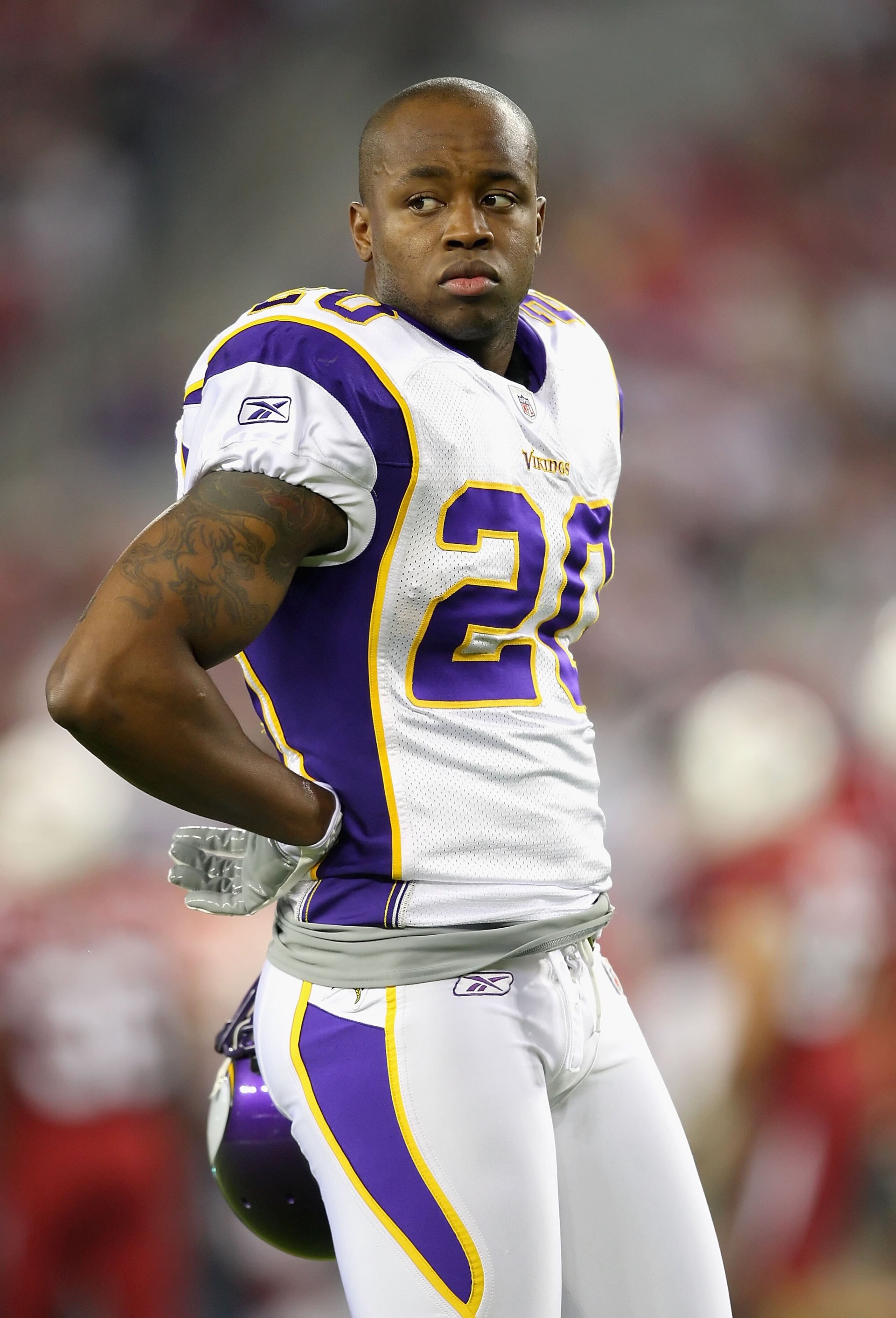 GLENDALE, AZ - DECEMBER 06:  Safety Madieu Williams #20 of the Minnesota Vikings warms up before the NFL game against the Arizona Cardinals at the Universtity of Phoenix Stadium on December 6, 2009 in Glendale, Arizona.  The Cardinals defeated the Vikings