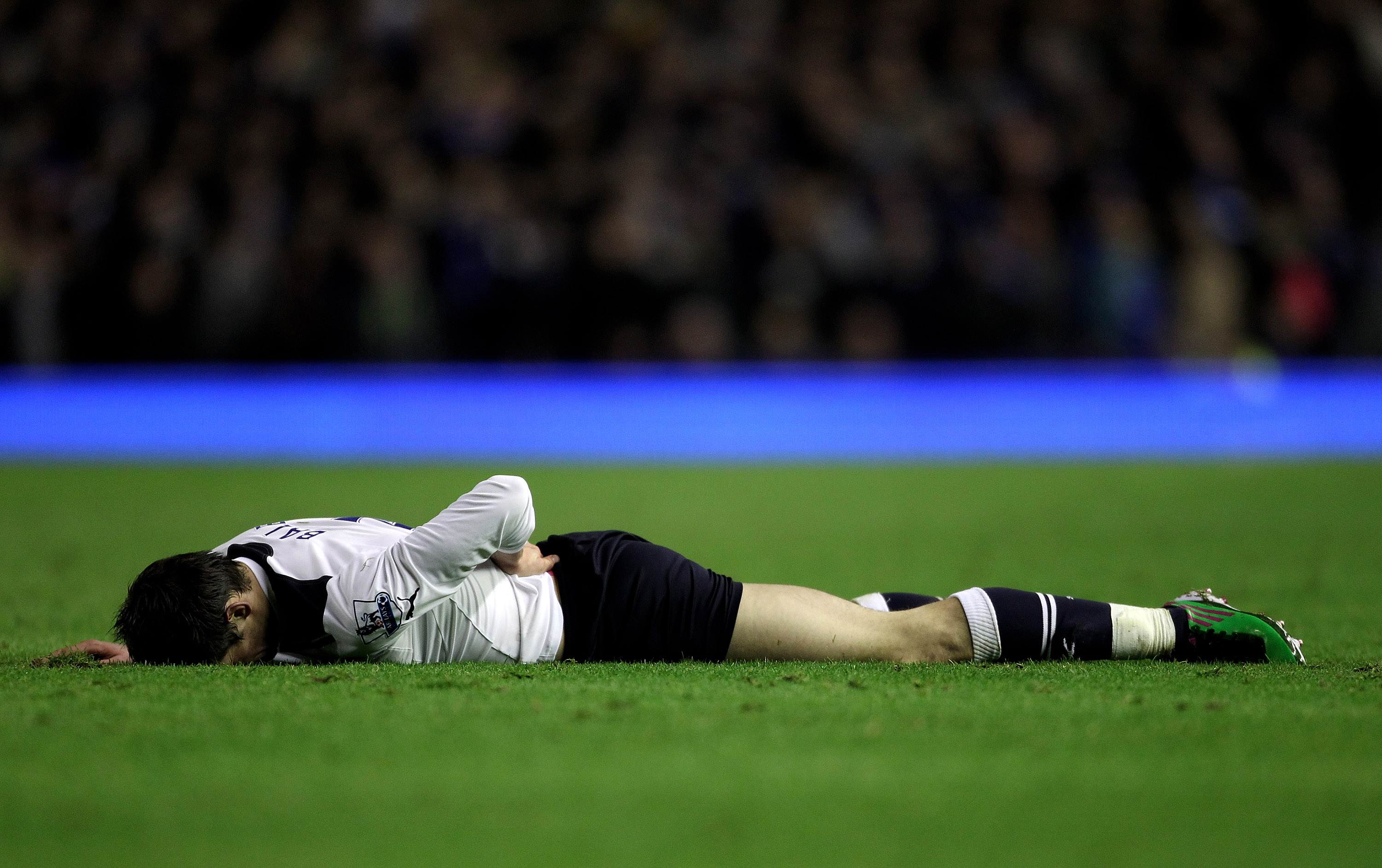 LIVERPOOL, ENGLAND - JANUARY 05:   Gareth Bale of Tottenham Hotspur lies injured during the Barclays Premier League match between Everton and Tottenham Hotspur at Goodison Park on January 5, 2011 in Liverpool, England. (Photo by Alex Livesey/Getty Images)