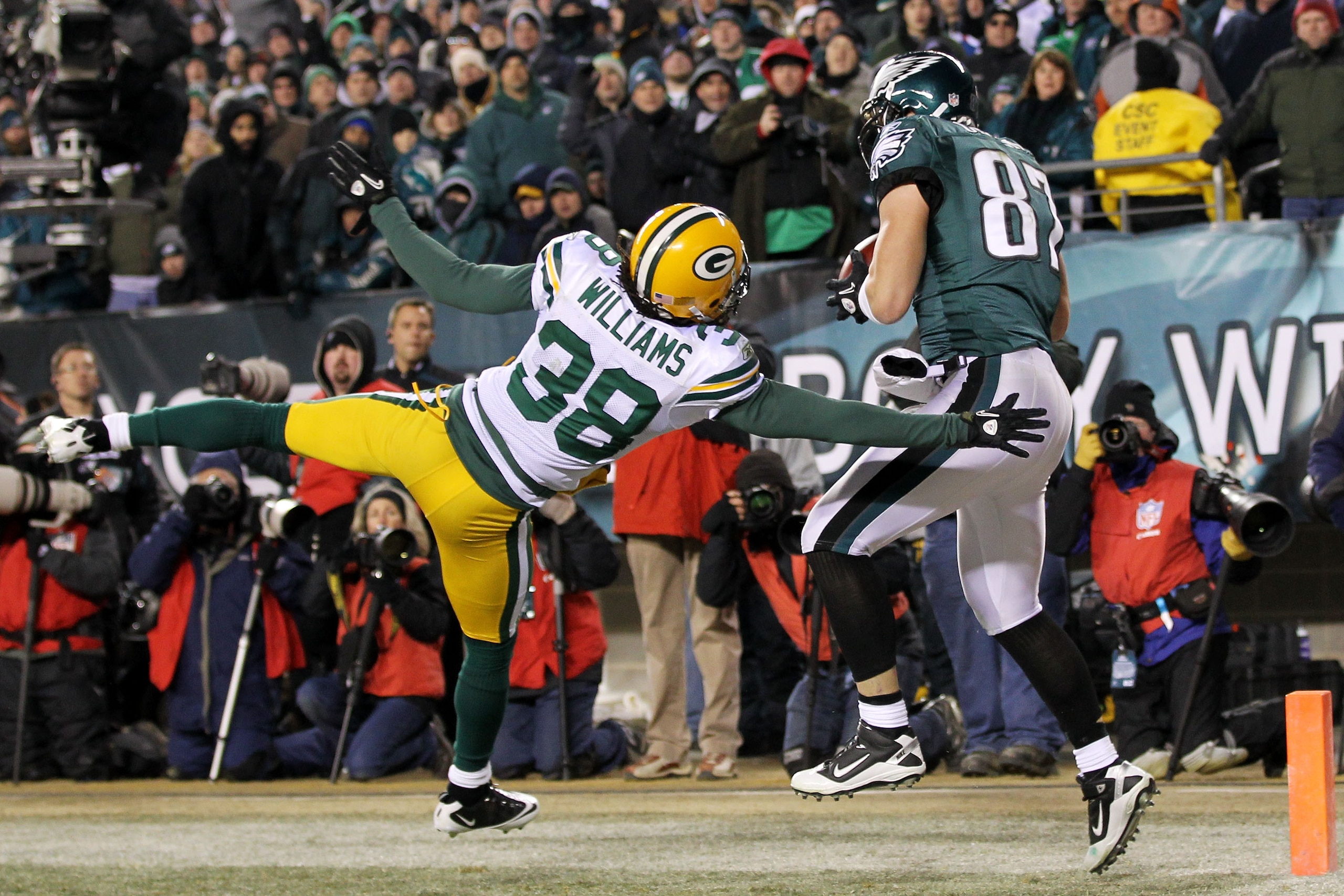 PHILADELPHIA, PA - JANUARY 09: Brent Celek #87 of the Philadelphia Eagles completes a two-point conversin pass against Tramon Williams #38 of the Green Bay Packers which didn't score due to a penalty on Celek during the 2011 NFC wild card playoff game at PHILADELPHIA, PA - JANUARY 09: Brent Celek #87 of the Philadelphia Eagles completes a two-point conversin pass against Tramon Williams #38 of the Green Bay Packers which didn't score due to a penalty on Celek during the 2011 NFC wild card playoff game at