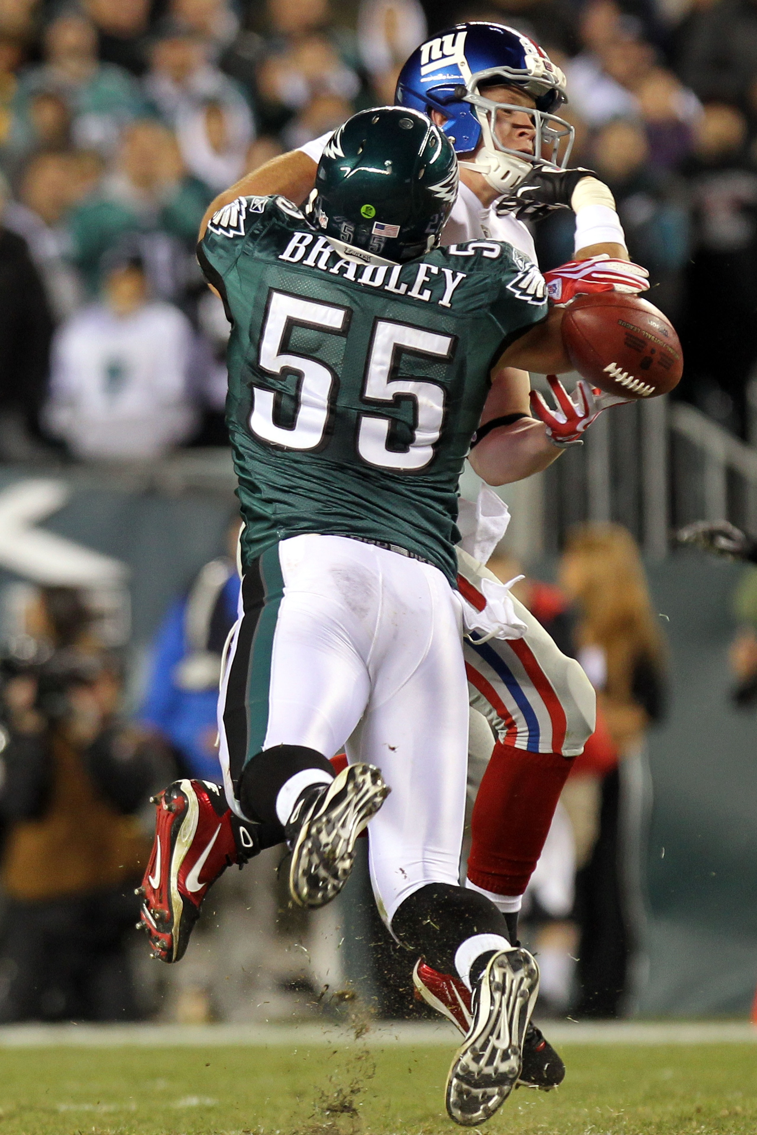 PHILADELPHIA - NOVEMBER 21: Stewart Bradley #55 of the Philadelphia Eagles breaks up a pass intended for Kevin Boss #89 of the New York Giants at Lincoln Financial Field on November 21, 2010 in Philadelphia, Pennsylvania. (Photo by Nick Laham/Getty Imag PHILADELPHIA - NOVEMBER 21: Stewart Bradley #55 of the Philadelphia Eagles breaks up a pass intended for Kevin Boss #89 of the New York Giants at Lincoln Financial Field on November 21, 2010 in Philadelphia, Pennsylvania. (Photo by Nick Laham/Getty Imag