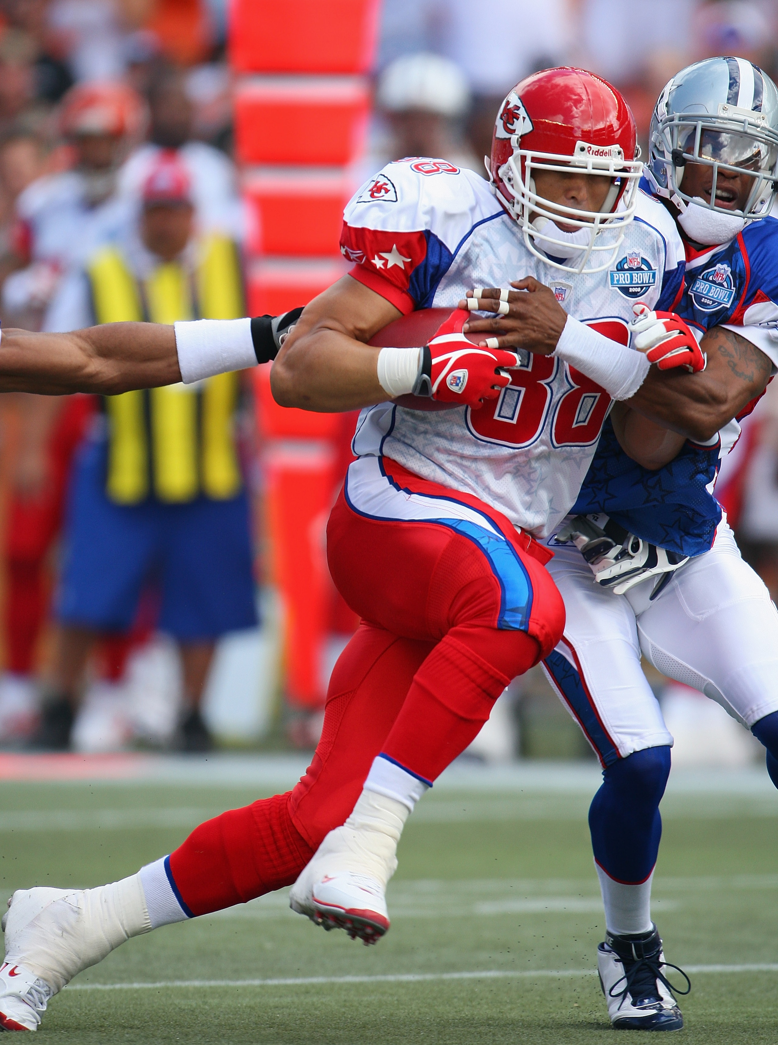 HONOLULU, HI - FEBRUARY 10:  Tight end Tony Gonzalez #88 of the AFC's Kansas City Chiefs gains extra yardage after a first quarter catch against the NFC during the 2008 NFL Pro Bowl at Aloha Stadium on February 10, 2008 in Honolulu, Hawaii. (Photo by Paul