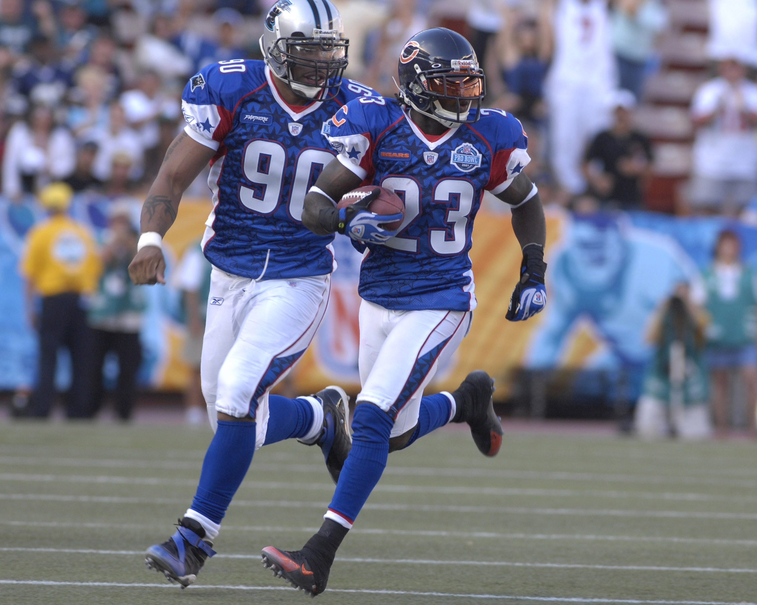 Chicago Bears cornerback Devin Hester returns a kickoff with Carolina Panthers defensive end Julius Pepper in tandem  Feb. 10, 2007 at  the 2007 Pro Bowl at Kapolei, Hawaii.  (Photo by Al Messerschmidt/Getty Images)