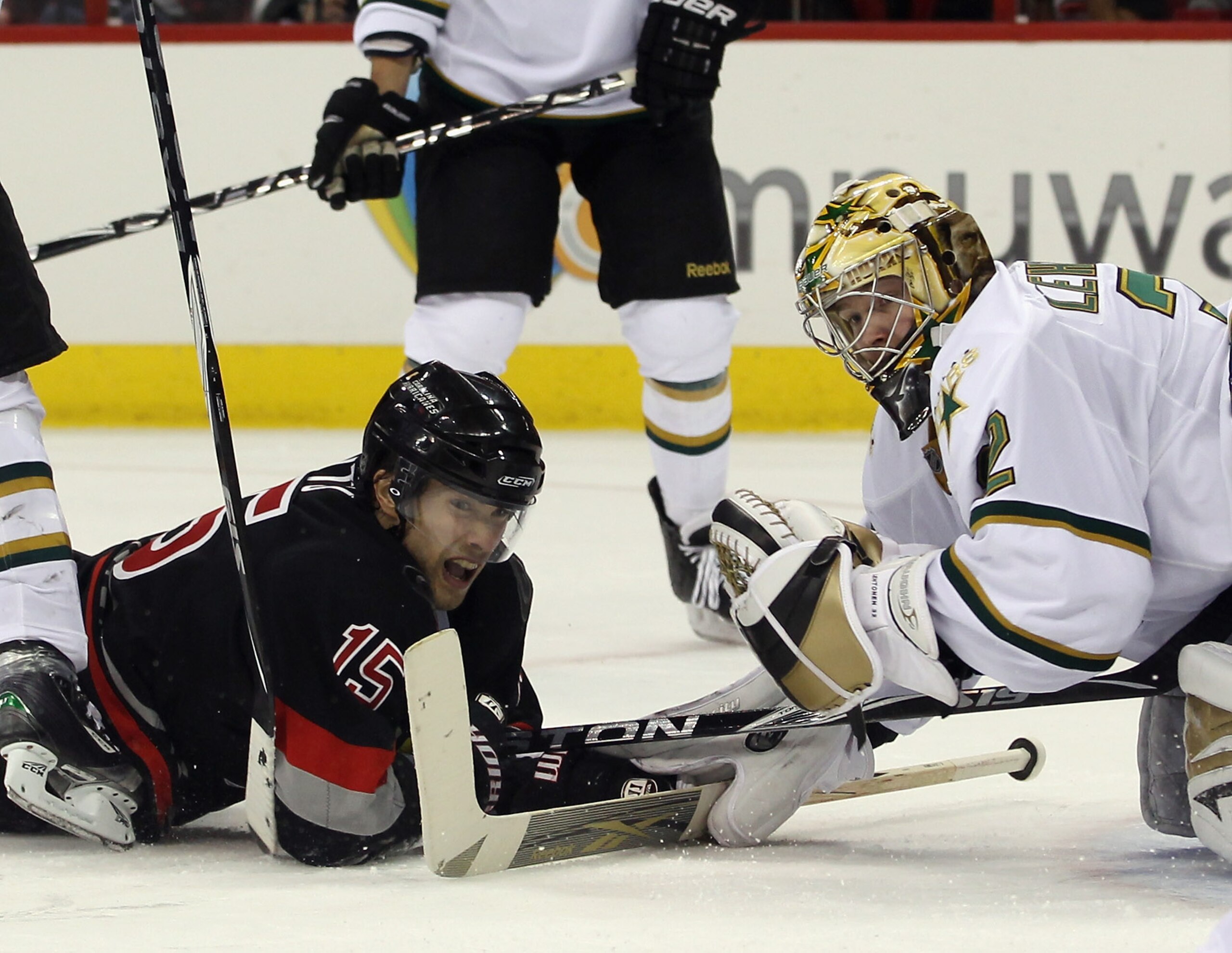 RALEIGH, NC - NOVEMBER 29: Kari Lehtonen #32 of the Dallas Stars stops Tuomo Ruutu #15 of the Carolina Hurricanes at the RBC Center on November 29, 2010 in Raleigh, North Carolina.  (Photo by Bruce Bennett/Getty Images)