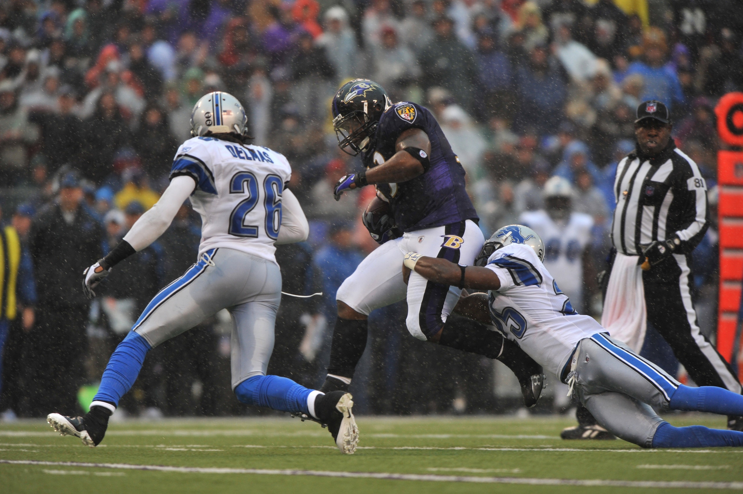 BALTIMORE - DECEMBER 13: Le'Ron McClain #33 of the Baltimore Ravens runs the ball during the first half against the Detroit Lions at M&T Bank Stadium on December 13, 2009 in Baltimore, Maryland. (Photo by Larry French/Getty Images) BALTIMORE - DECEMBER 13: Le'Ron McClain #33 of the Baltimore Ravens runs the ball during the first half against the Detroit Lions at M&T Bank Stadium on December 13, 2009 in Baltimore, Maryland. (Photo by Larry French/Getty Images)