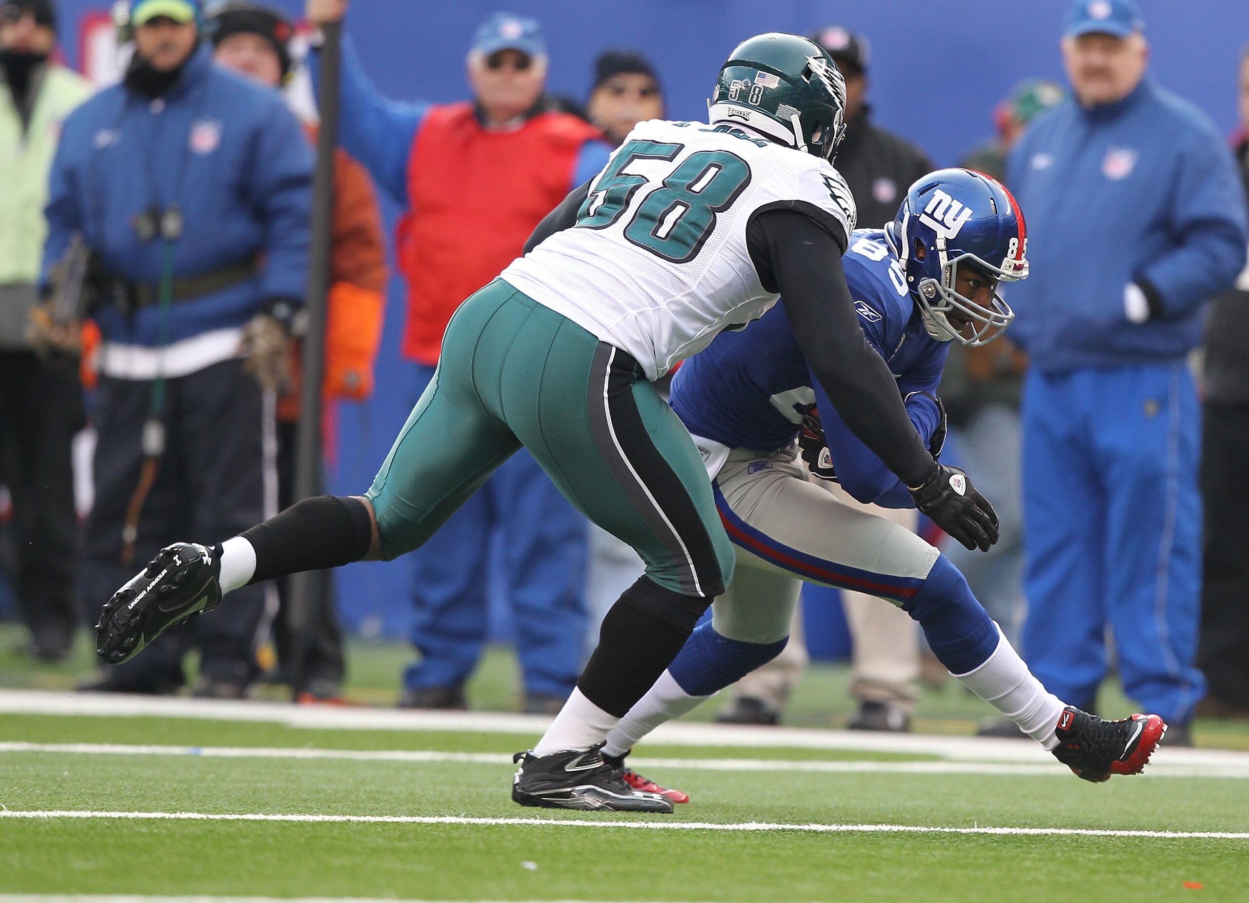 EAST RUTHERFORD, NJ - DECEMBER 19: Derek Hagan #85 of the New York Giants runs against Trent Cole #58 of the Philadelphia Eagles during their game on December 19, 2010 at The New Meadowlands Stadium in East Rutherford, New Jersey. (Photo by Al Bello/Get EAST RUTHERFORD, NJ - DECEMBER 19: Derek Hagan #85 of the New York Giants runs against Trent Cole #58 of the Philadelphia Eagles during their game on December 19, 2010 at The New Meadowlands Stadium in East Rutherford, New Jersey. (Photo by Al Bello/Get