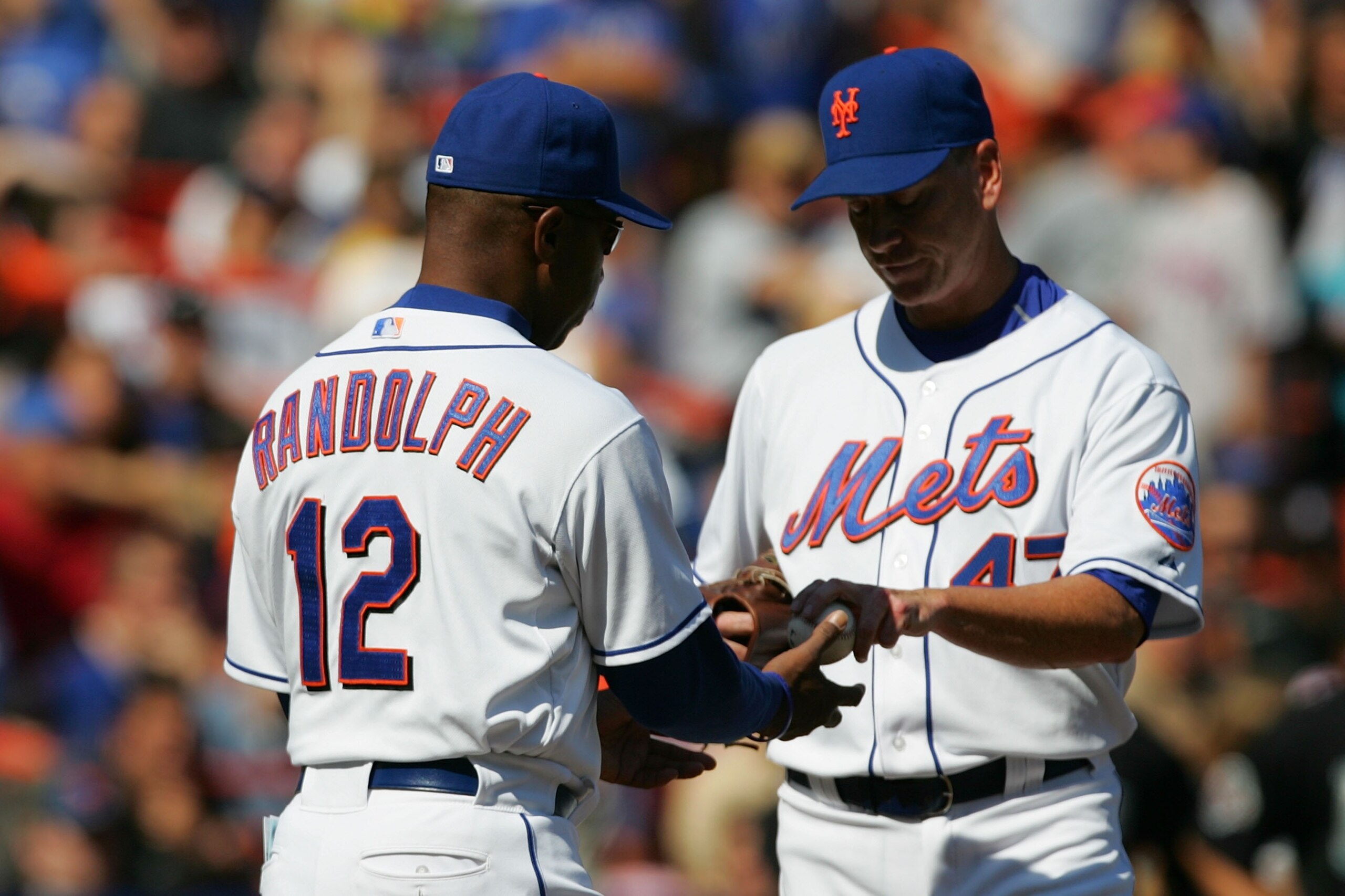 NEW YORK - SEPTEMBER 30: Manager Willie Randolph of the New York Mets takes the ball from pitcher Tom Glavine #47 during the first inning against the Florida Marlins at Shea Stadium September 30, 2007 in the Flushing neighborhood of the Queens borough of