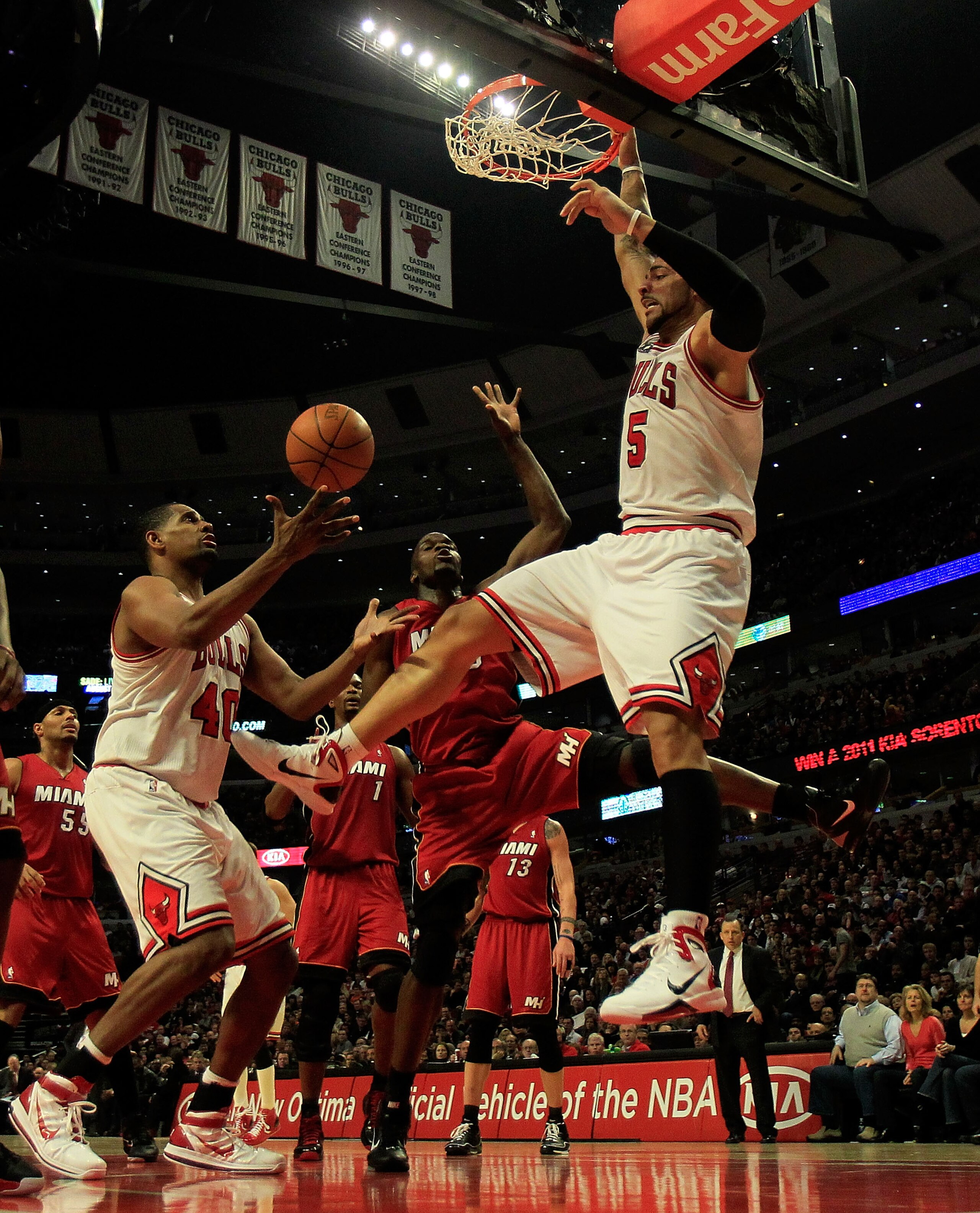 CHICAGO, IL - JANUARY 15: Kurt Thomas #40 of the Chicago Bulls catches a ball dunked by teammate Carlos Boozer #5 ball against the Miami Heat at the United Center on December 28, 2011 in Chicago, Illinois. The Bulls defeated the Heat 99-96. NOTE TO USER: