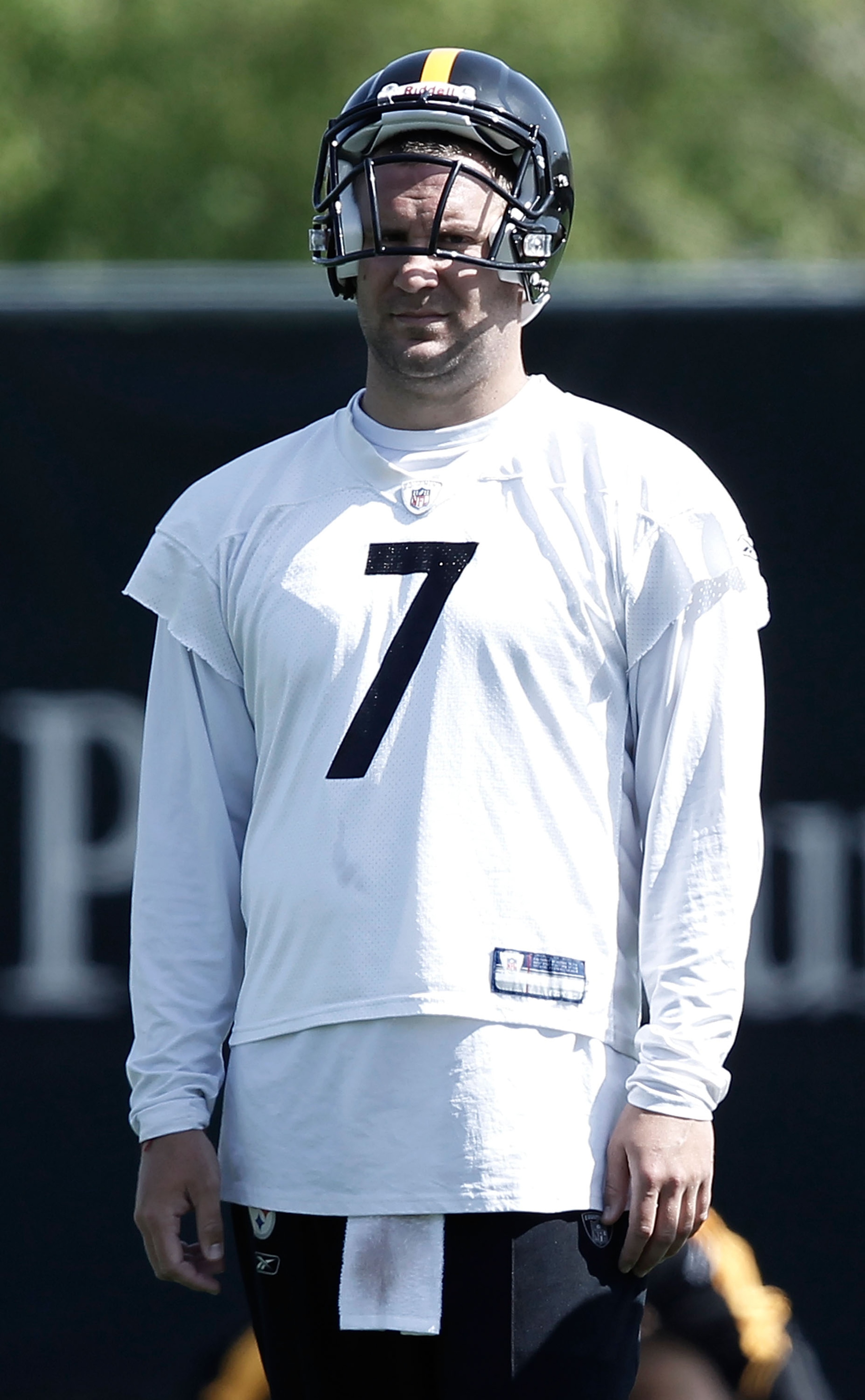 PITTSBURGH - APRIL 19:  Ben Roethlisberger #7 of the Pittsburgh Steelers practices on April 19, 2010 at the Pittsburgh Steelers South Side training facility in Pittsburgh, Pennsylvania.  (Photo by Jared Wickerham/Getty Images)