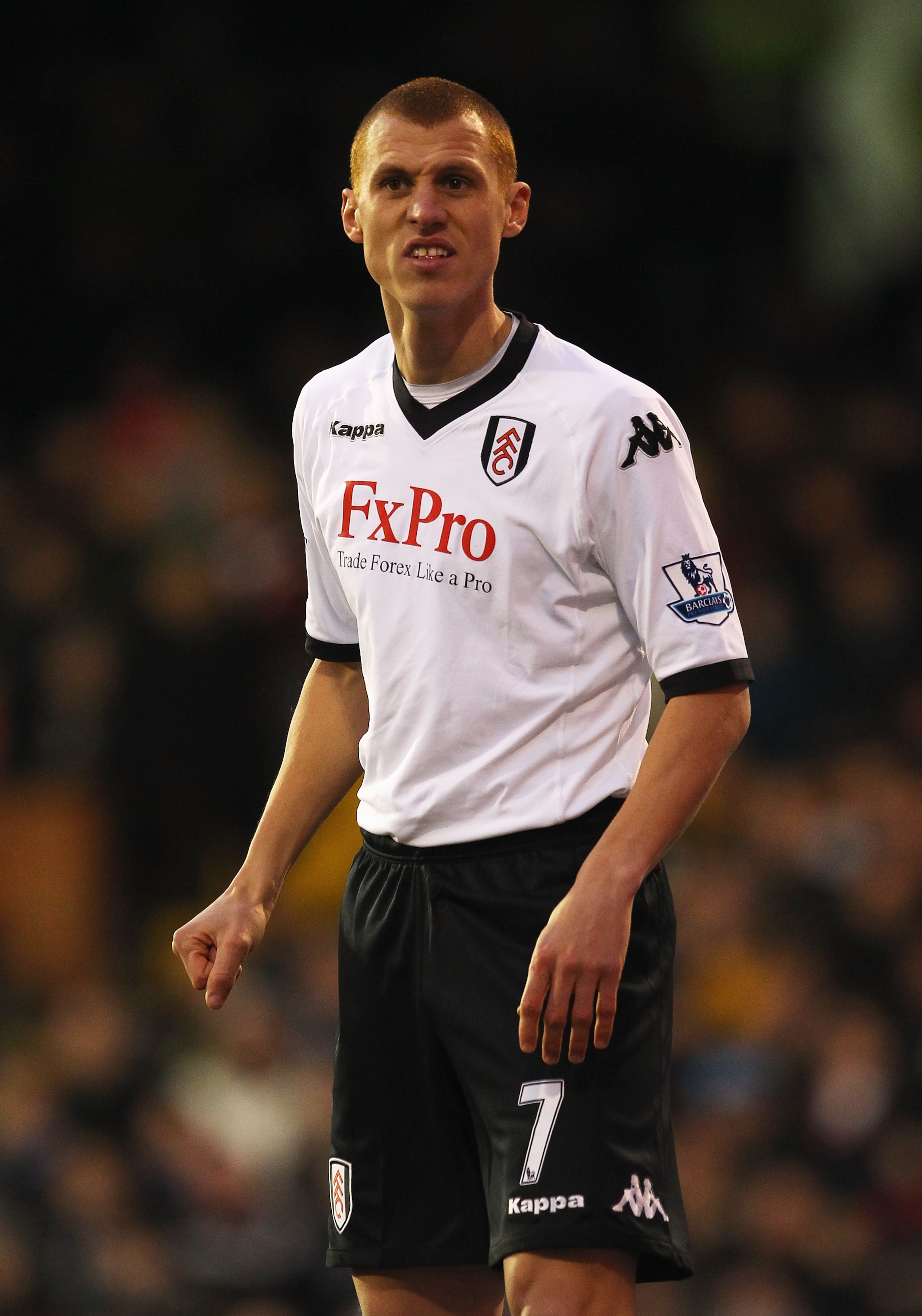 LONDON, ENGLAND - JANUARY 22: Fulham's new signing Steve Sidwell looks on during the Barclays Premier League match between Fulham and Stoke City at Craven Cottage on January 22, 2011 in London, England.  (Photo by Clive Rose/Getty Images)